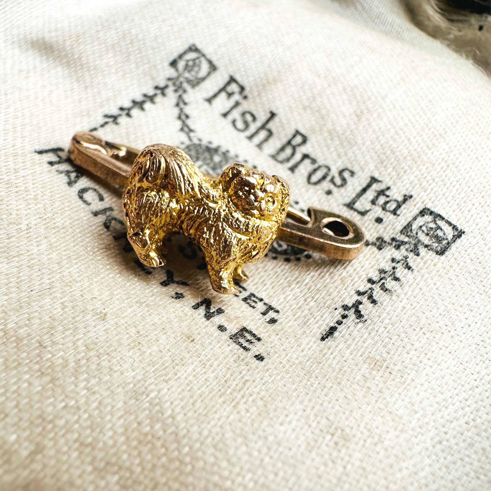 Vintage 9ct gold pekingese dog brooch with intricate details from the Edwardian era
