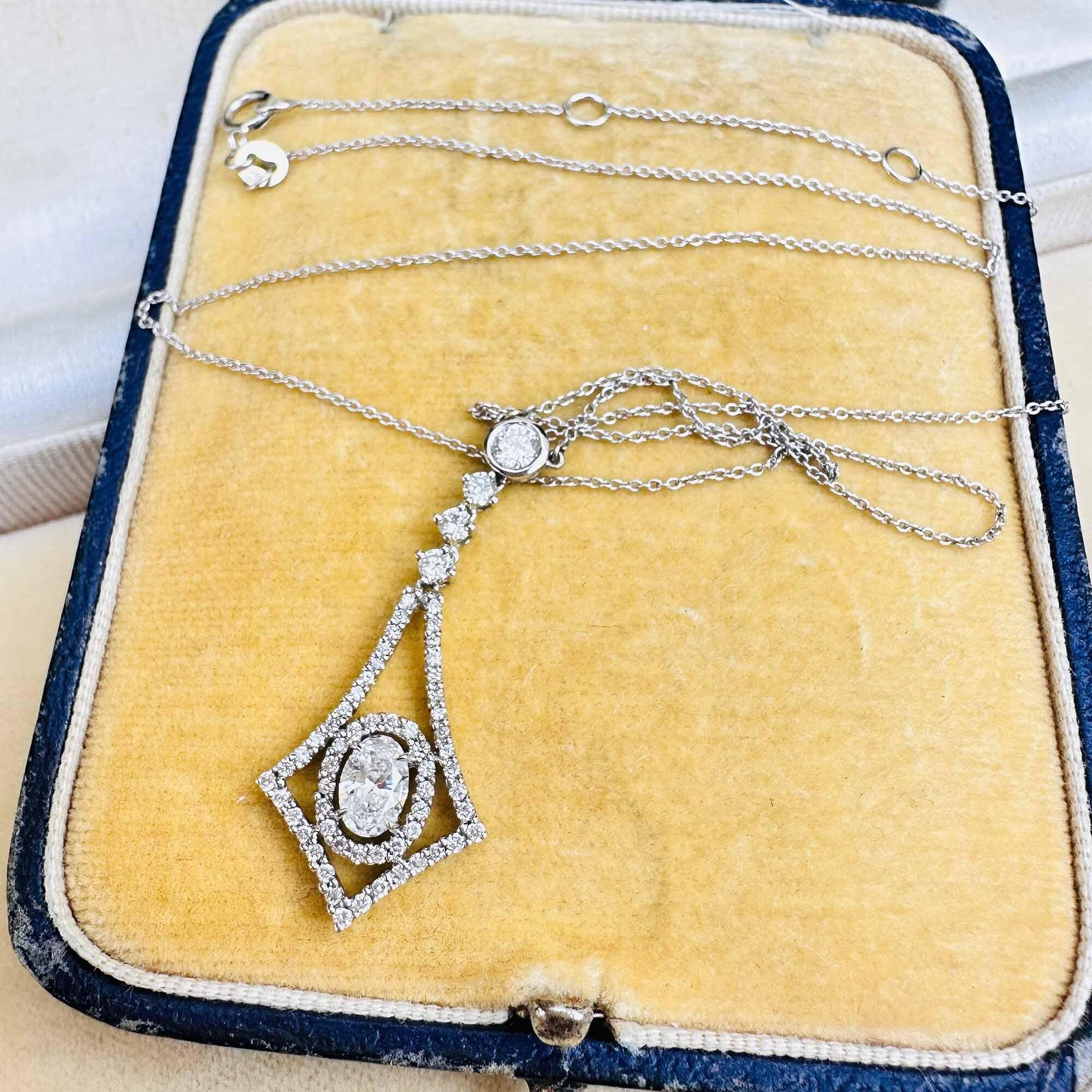 Stunning Art Deco-inspired diamond lariat necklace with brilliant-cut diamonds in white gold, a timeless heirloom piece.