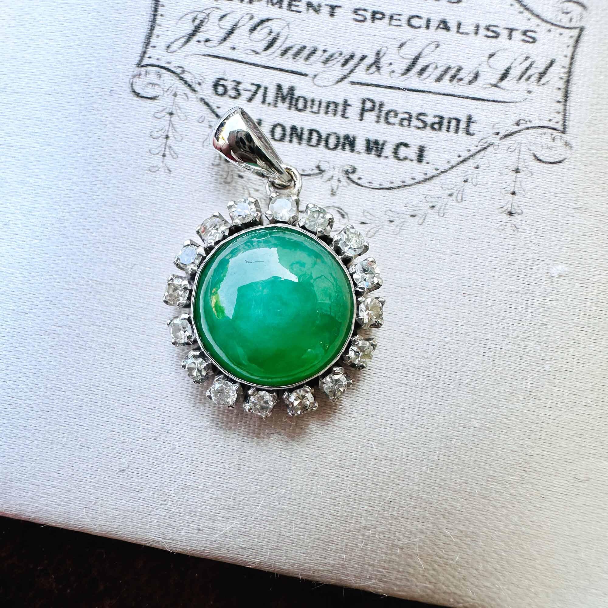 Stunning jade and diamond pendant in 18ct white gold, featuring 10mm jade and 0.24ct diamonds, modern design, very good condition.