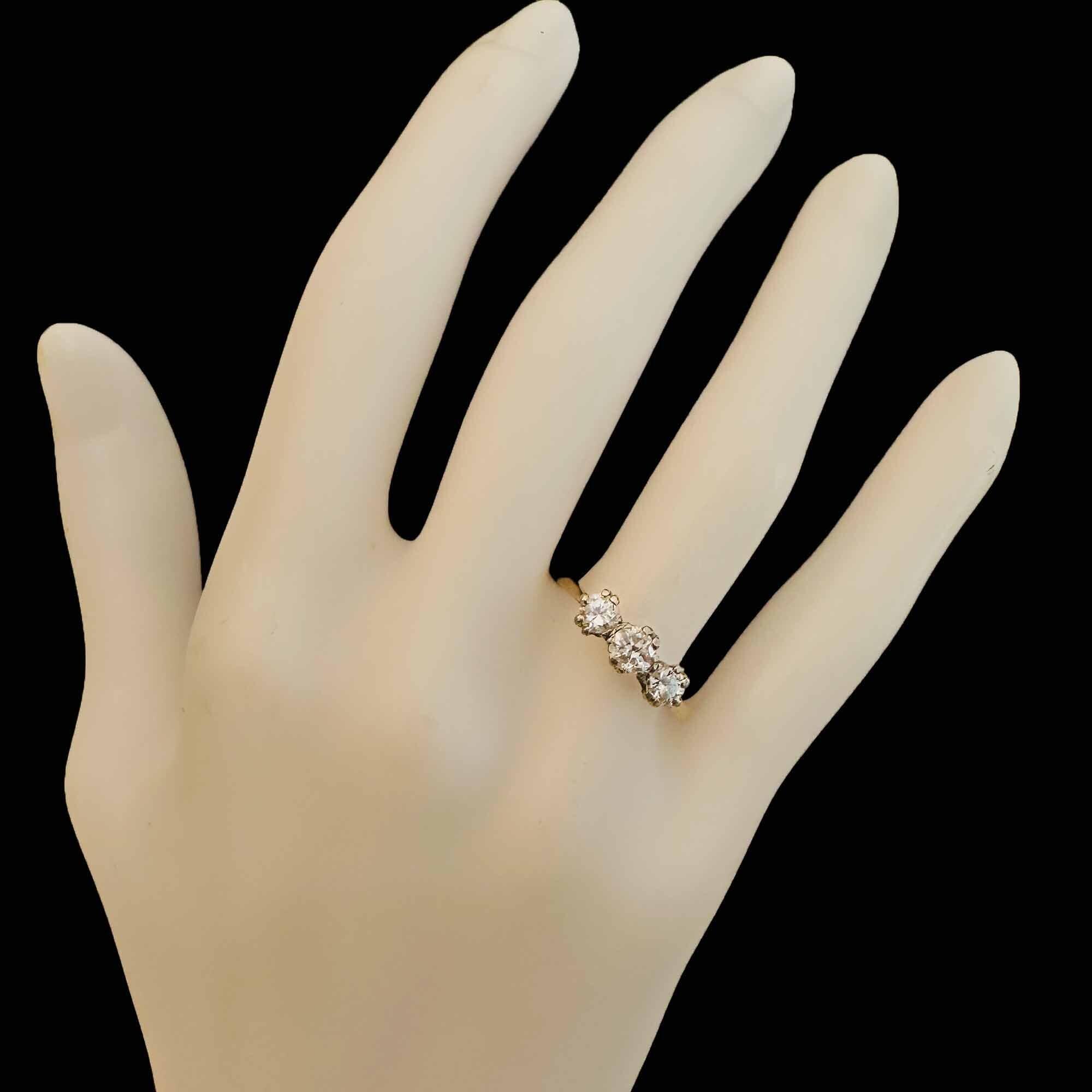 Vintage 1930s engagement ring with 3 old European-cut diamonds in 18ct gold setting. Sparkling and full of character!