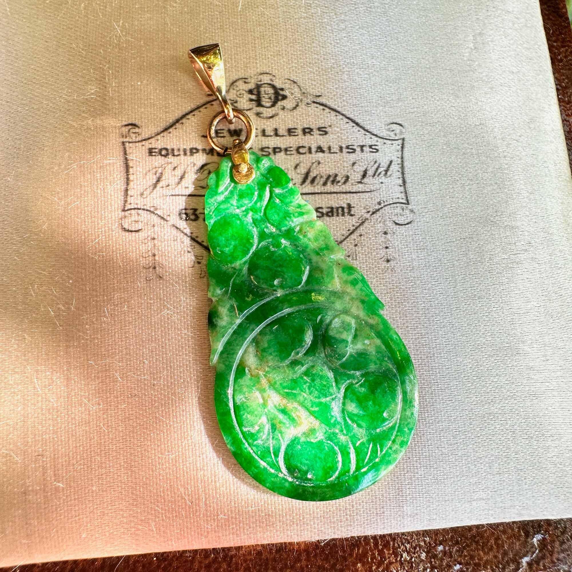 Exquisite Oriental Jade Pendant with 18ct Gold Fitting Perfect for Your Collection