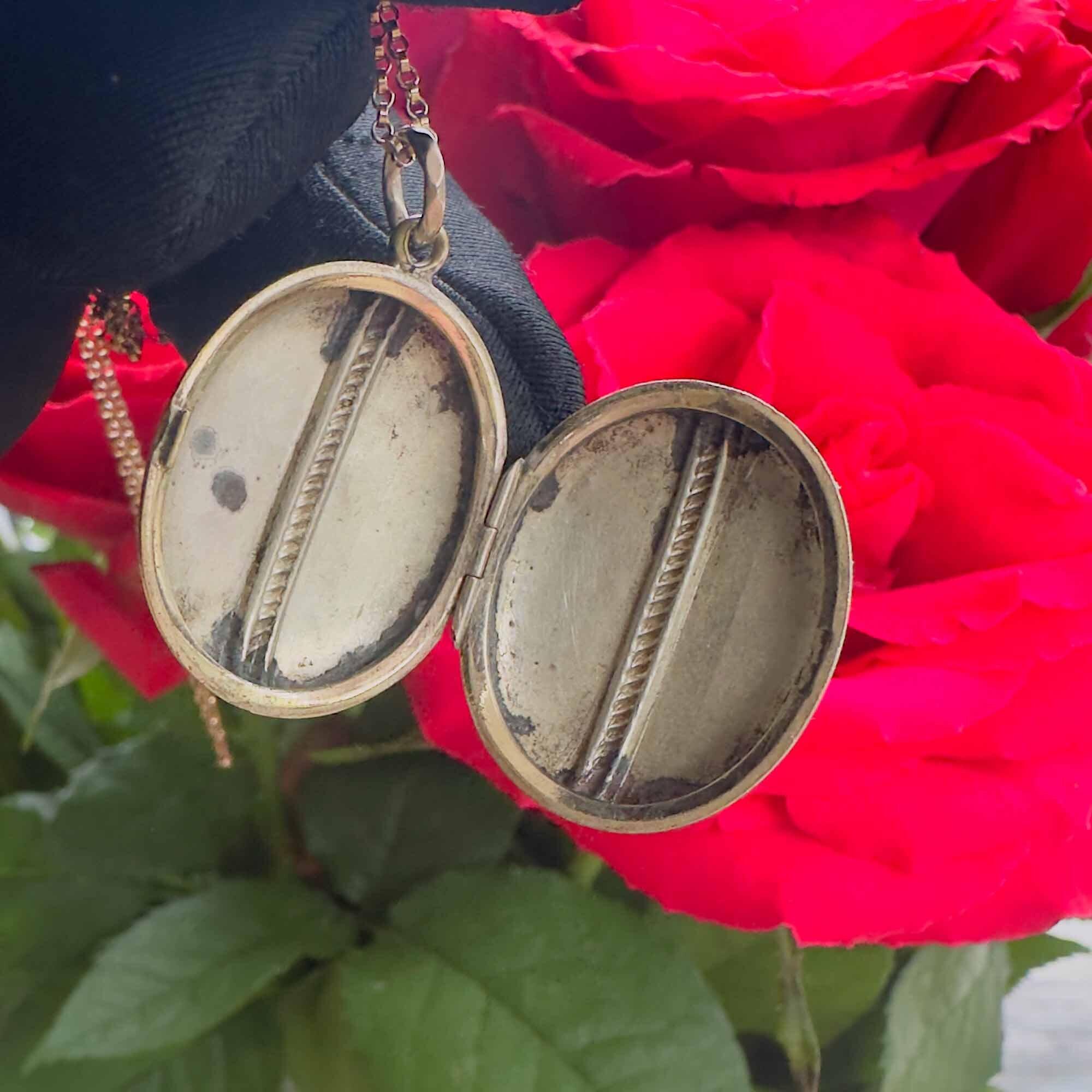 Victorian 9ct gold cased oval locket with rope and foliate engraving. Faceted jump ring. Good condition, missing interior fittings.