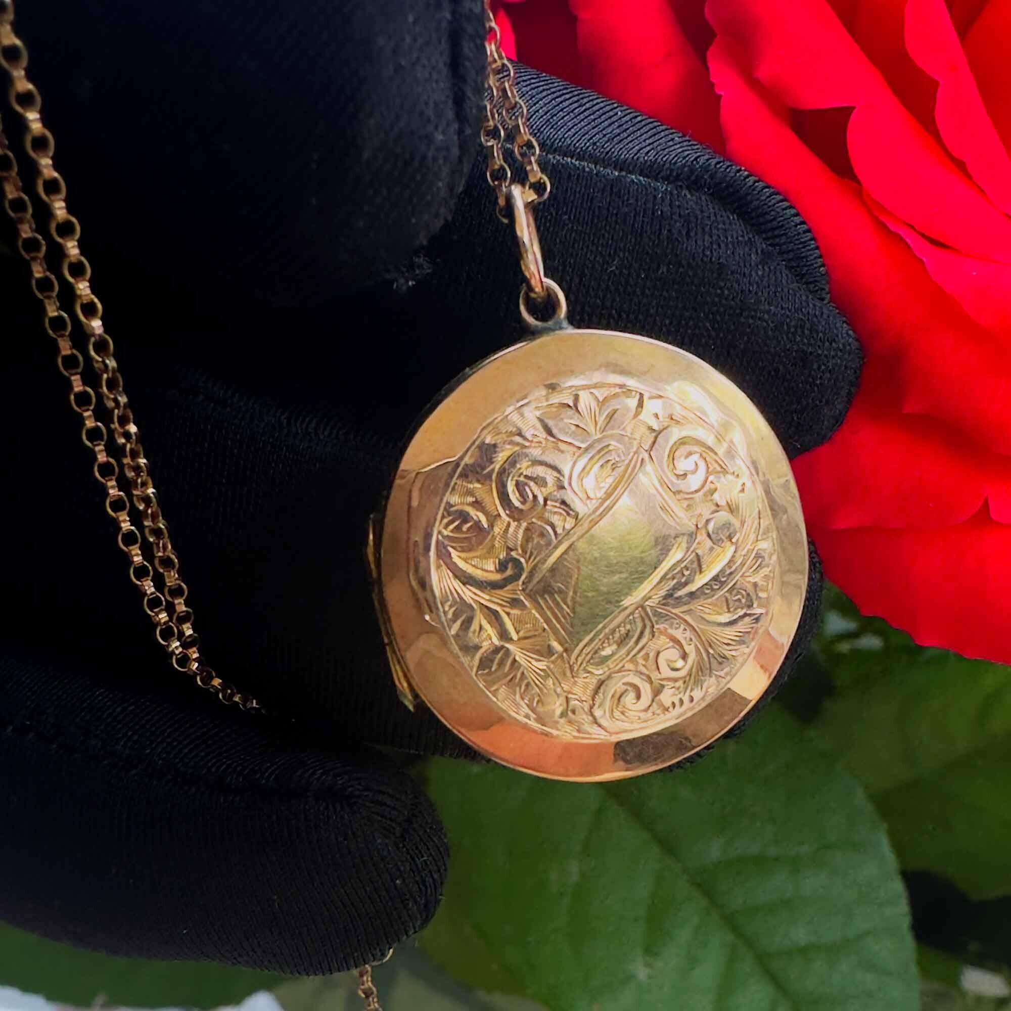 Victorian locket with foliate leaf design, flower & leaf back, and plaited brunette hair inside. 9ct gold "back and front" construction for durability.