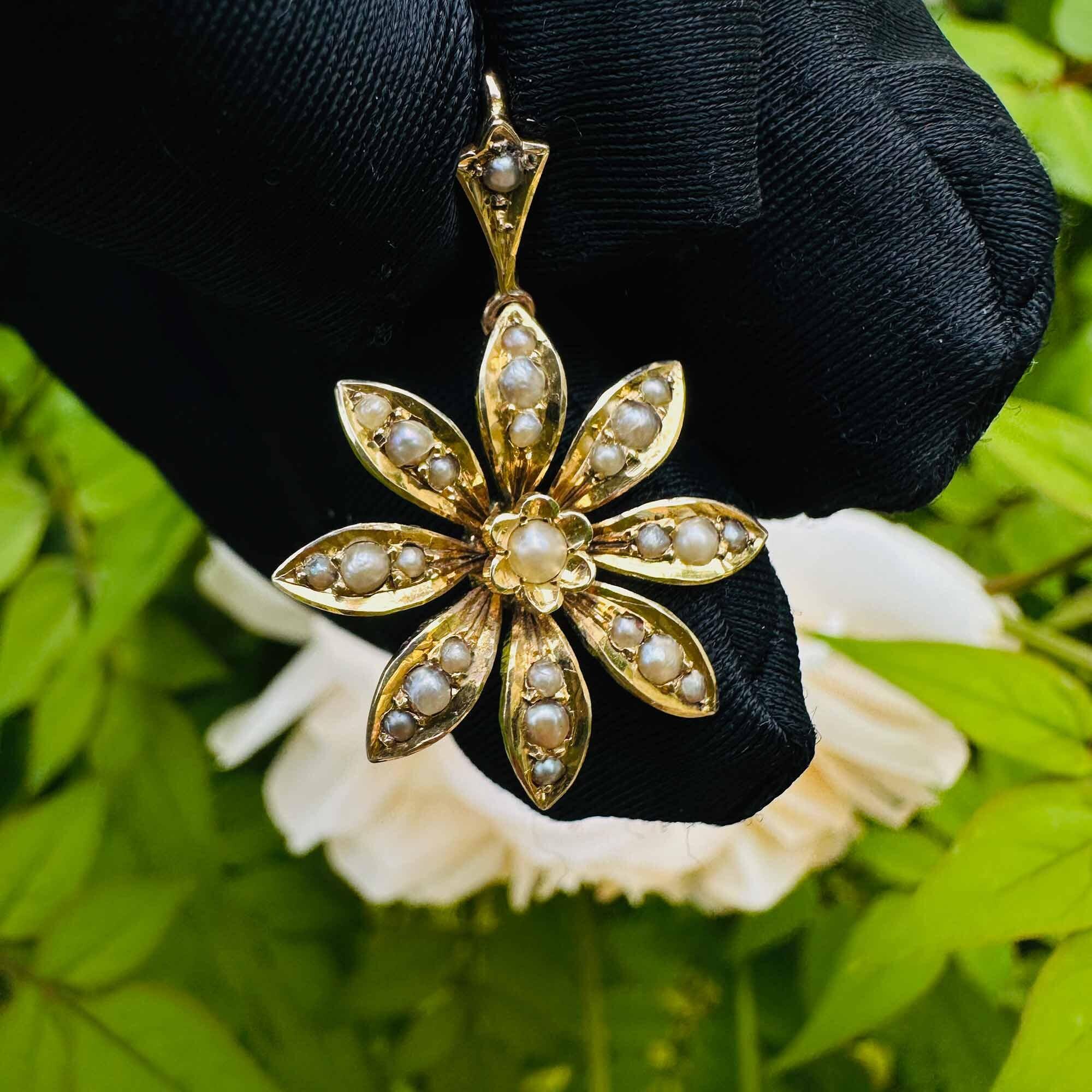 Antique gold flower pendant with seed pearl in buttercup setting, surrounded by pearl petals, Edwardian era, 31x21mm