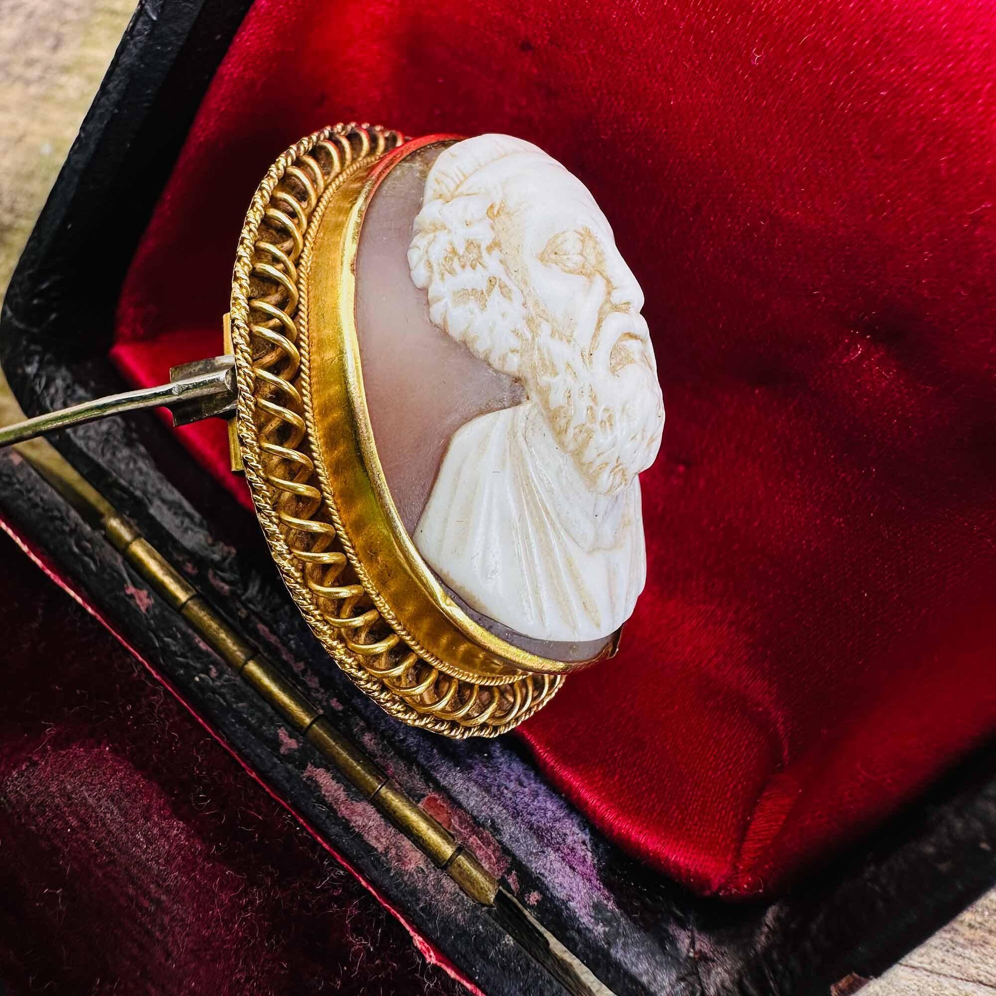 Antique 18ct gold framed cameo portrait brooch of Homer, poet of the Iliad and the Odyssey.