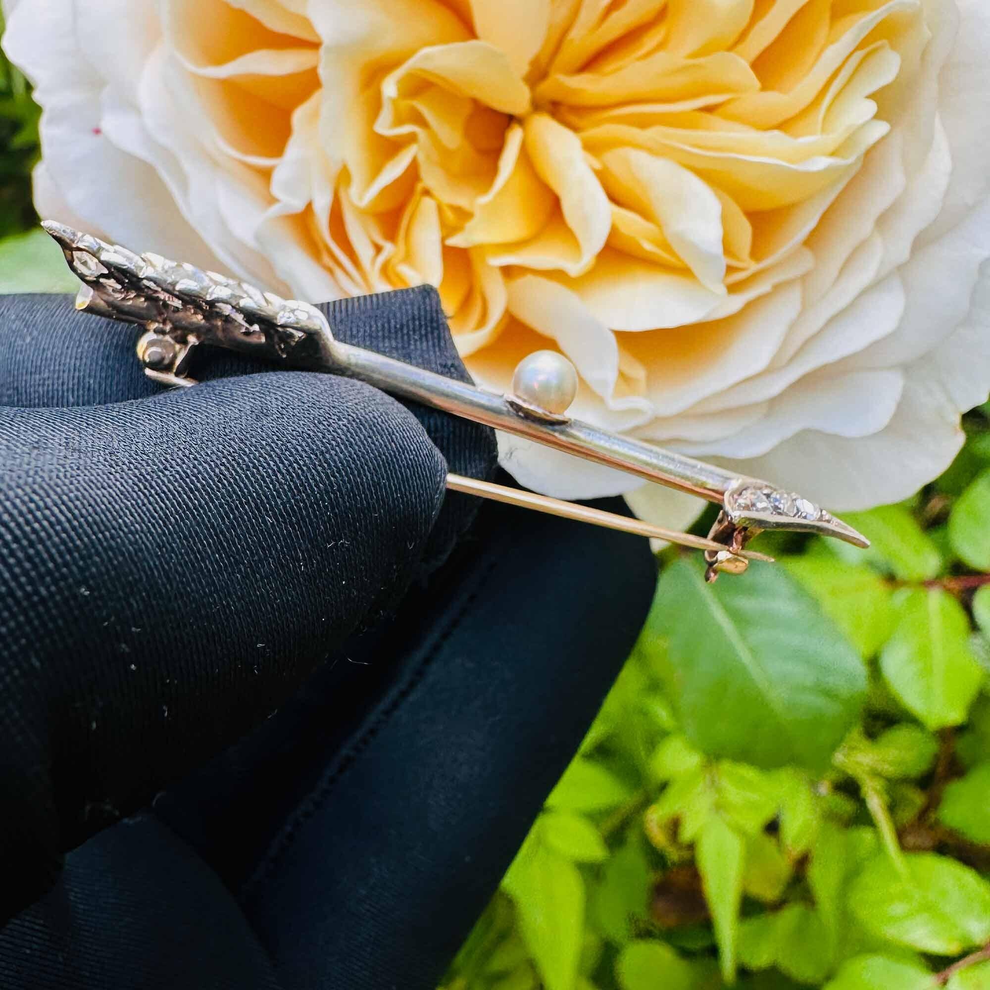 Art Deco diamond and pearl arrow bar brooch in silver and white gold with original antique box