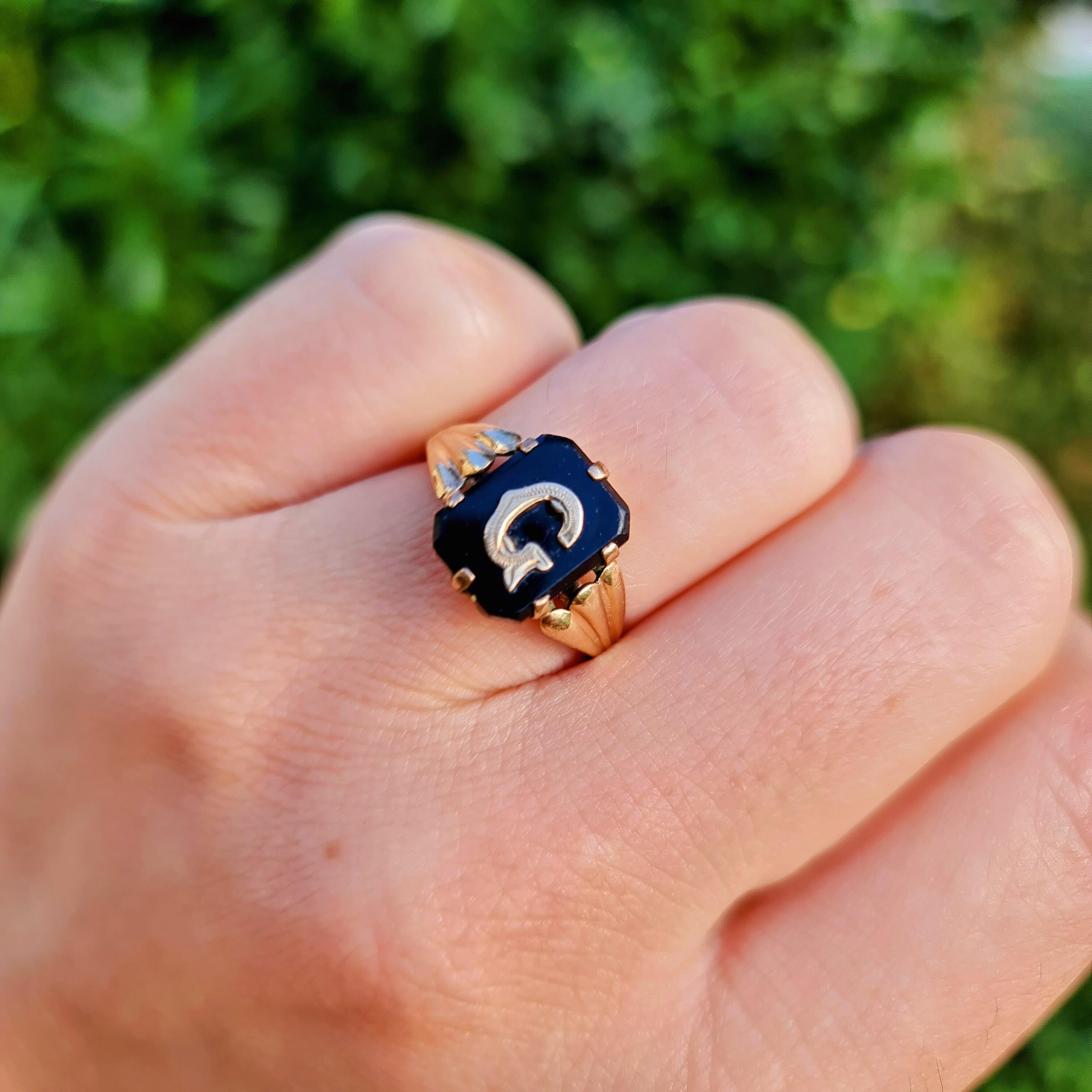Antique Art Deco ring in 9ct yellow gold and onyx with G initial/monogram