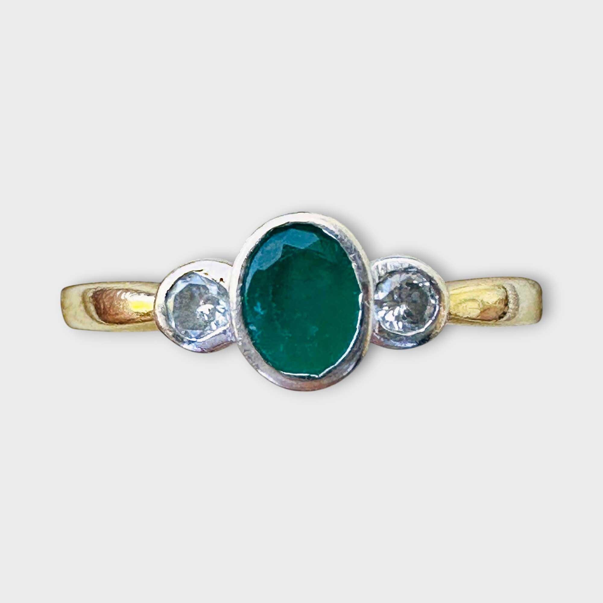 Vintage sweet emerald and brilliant-cut diamond bezel-set trilogy ring with 18ct yellow gold shank