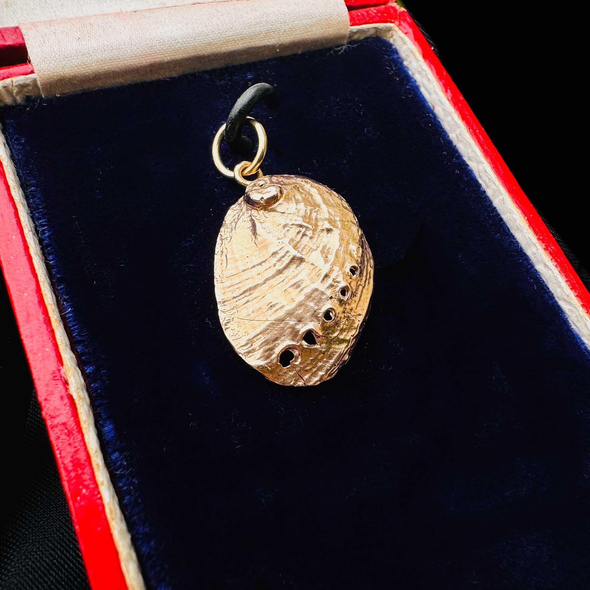 Vintage 9ct rose gold Guernsey ormer shell pendant