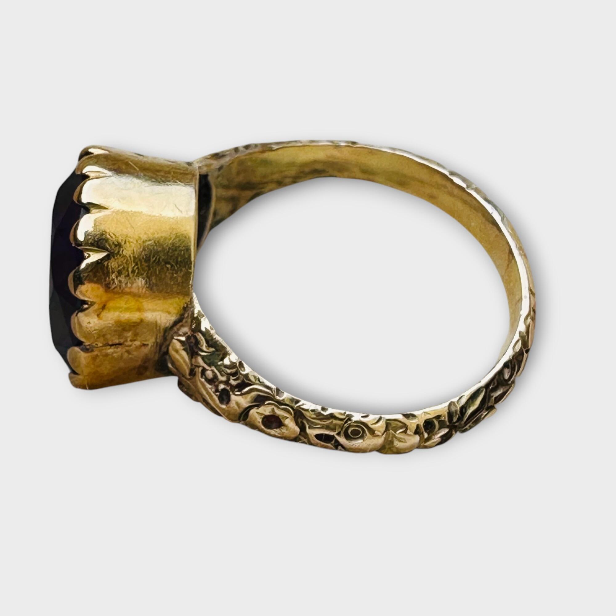 Georgian faceted amethyst signet ring in 18ct yellow gold with floral repousse design around the band