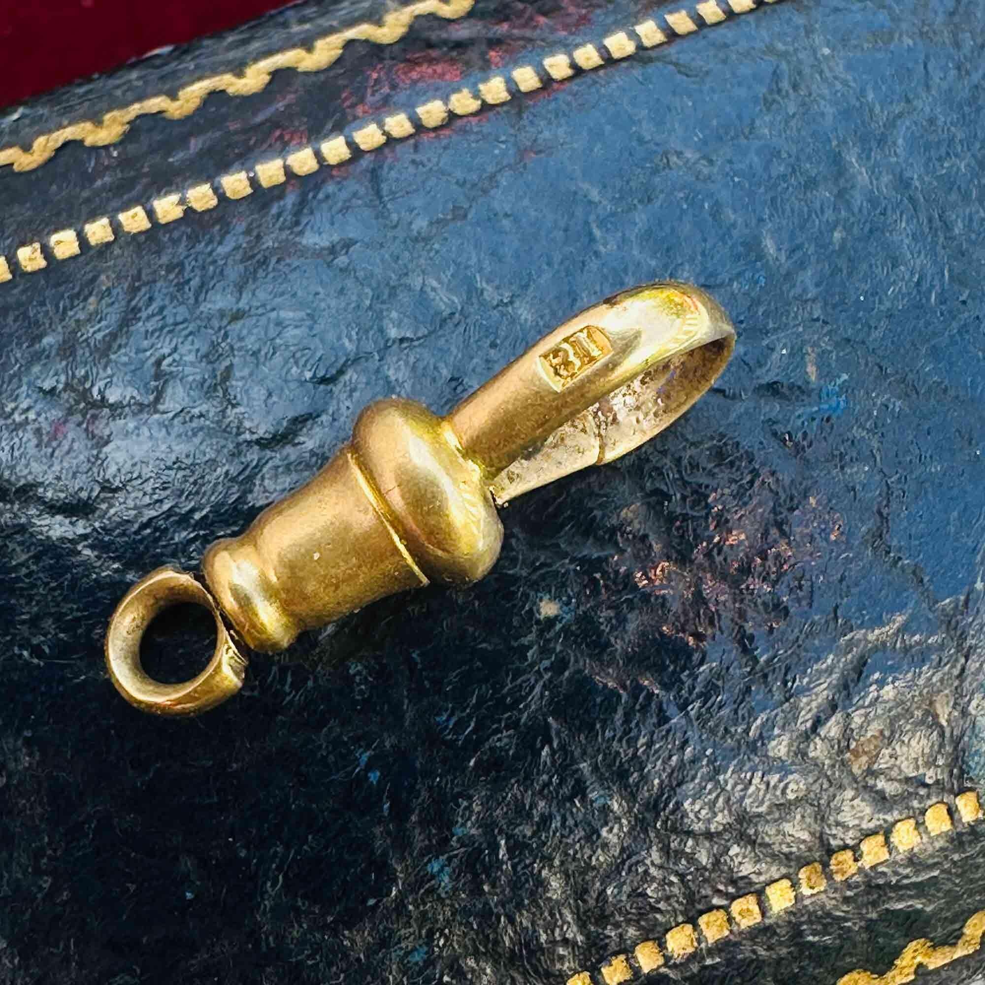Victorian 18ct yellow gold swivel dog clip clasp with antique patina, measuring 17x6.5mm on green leather antique box.