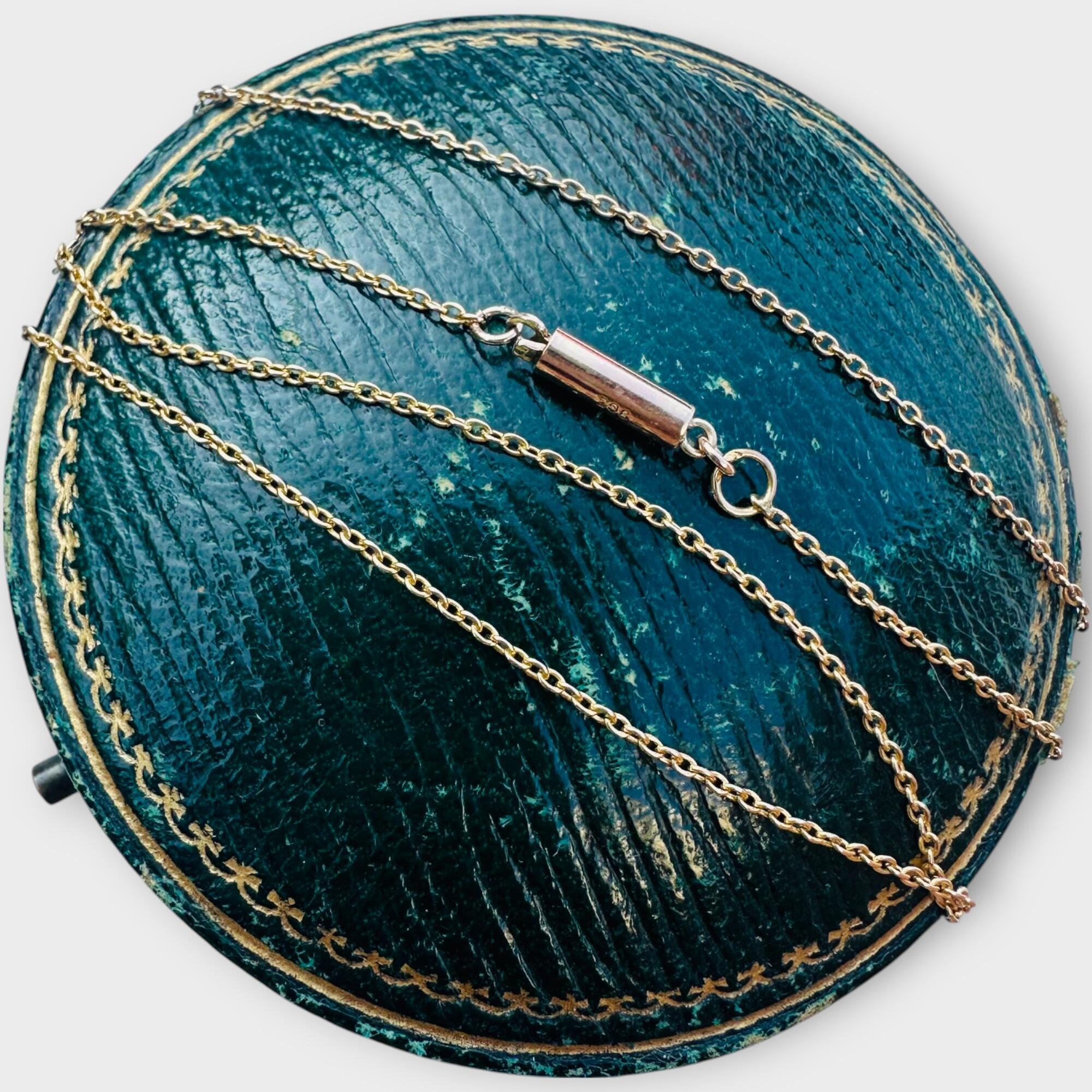 Edwardian rolo link chain crafted in 9ct yellow gold with a soft rose gold hue, circa 1910, on green leather antique box.