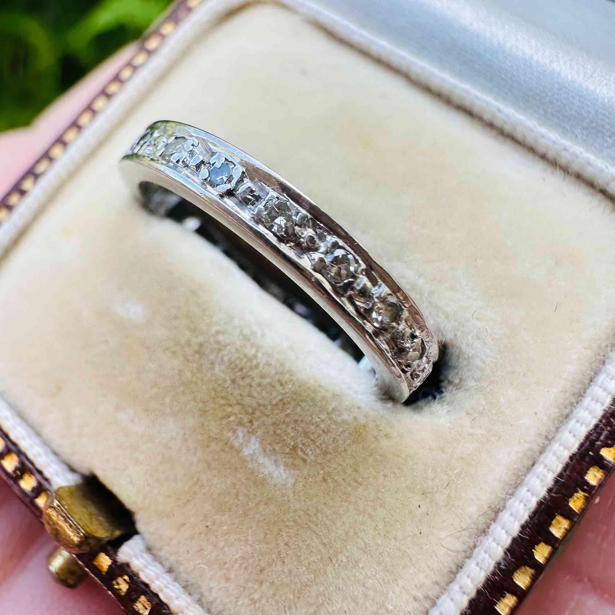 Art Deco full eternity ring in 18ct white gold, set with diamonds all around the band in antique box.
