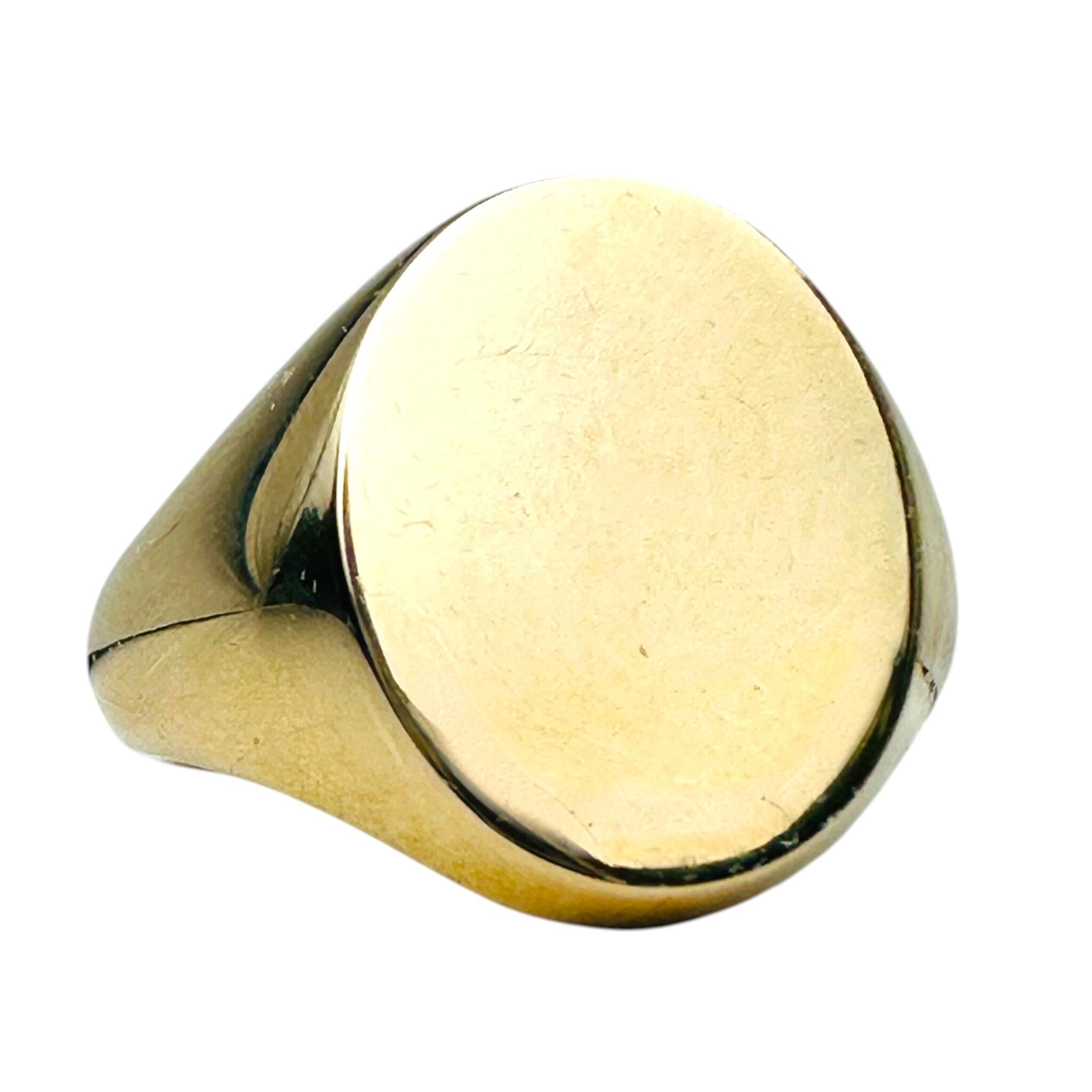 side profile of Vintage Gentleman's Oval Gold Signet Ring with white background
