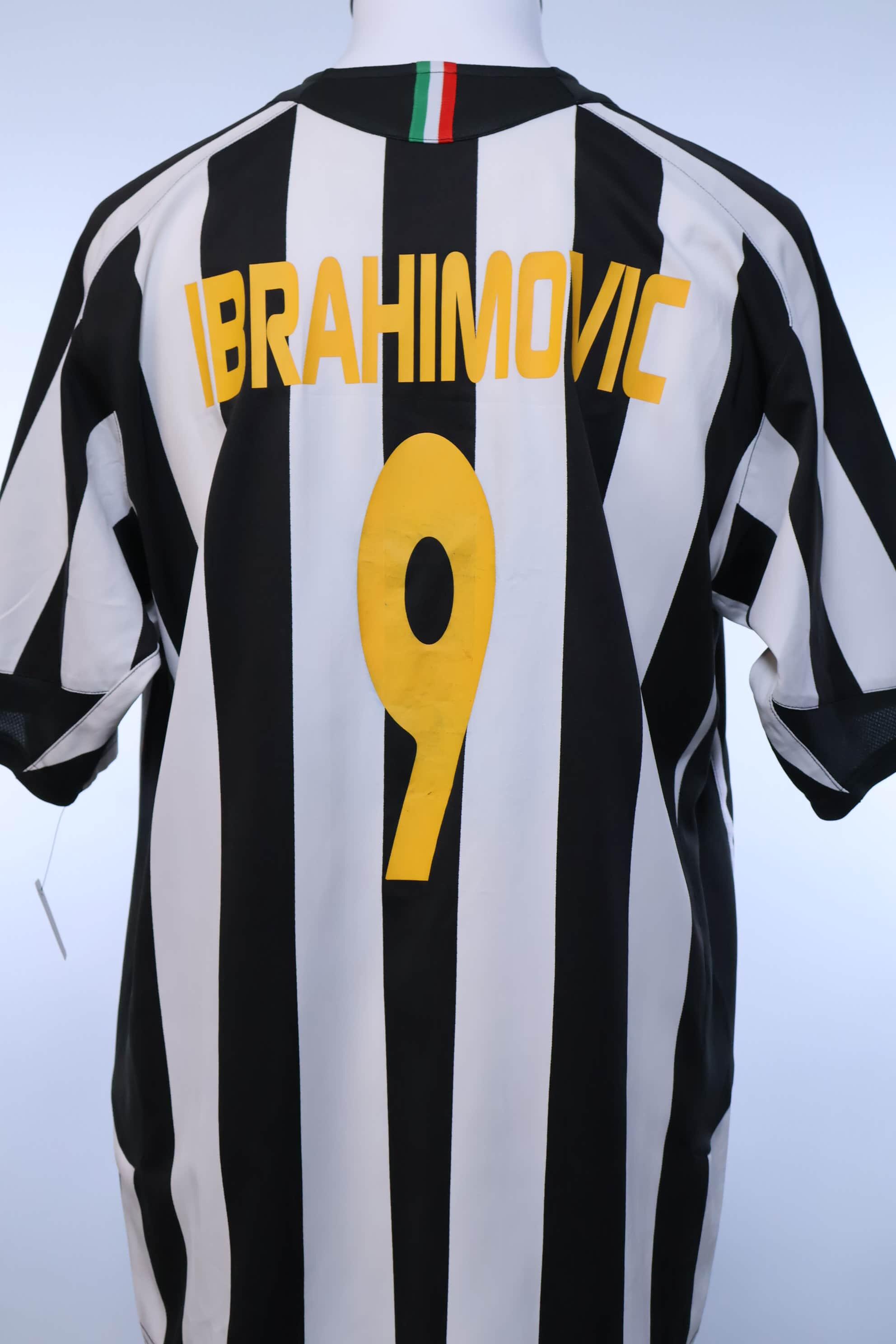 Juventus Ibrahimović #9 2005/06 Home Shirt - XL