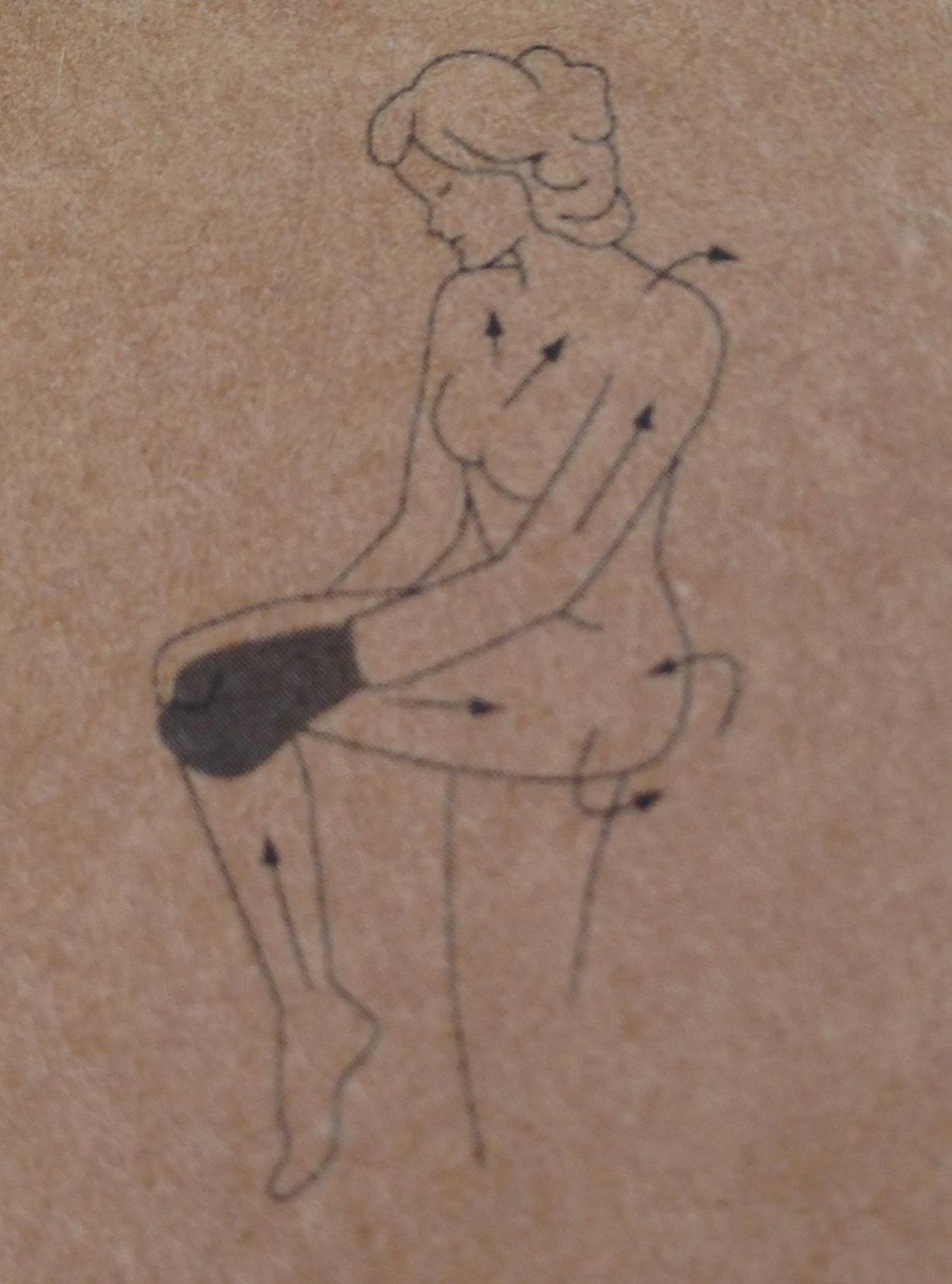 Drawn diagram of a woman with sisal mitt showing how to use it. Presented on a natural brown cardboard packaging.