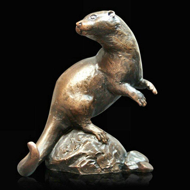 Small Otter (916) in bronze by Michael Simpson