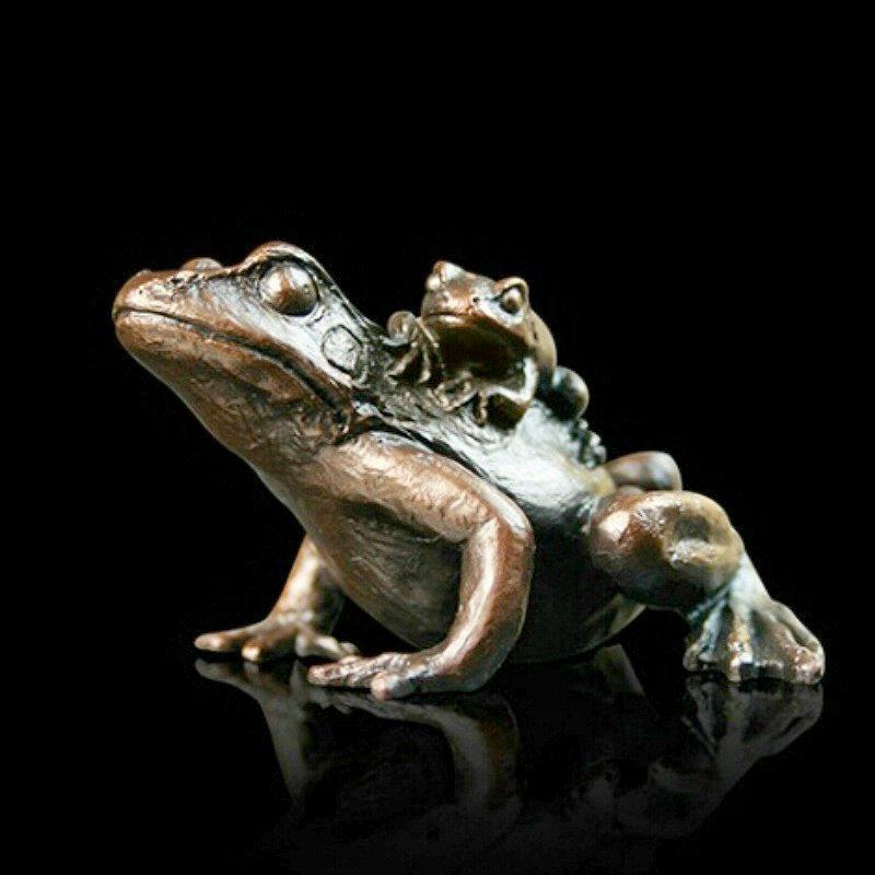 Small Frog with Baby (932)