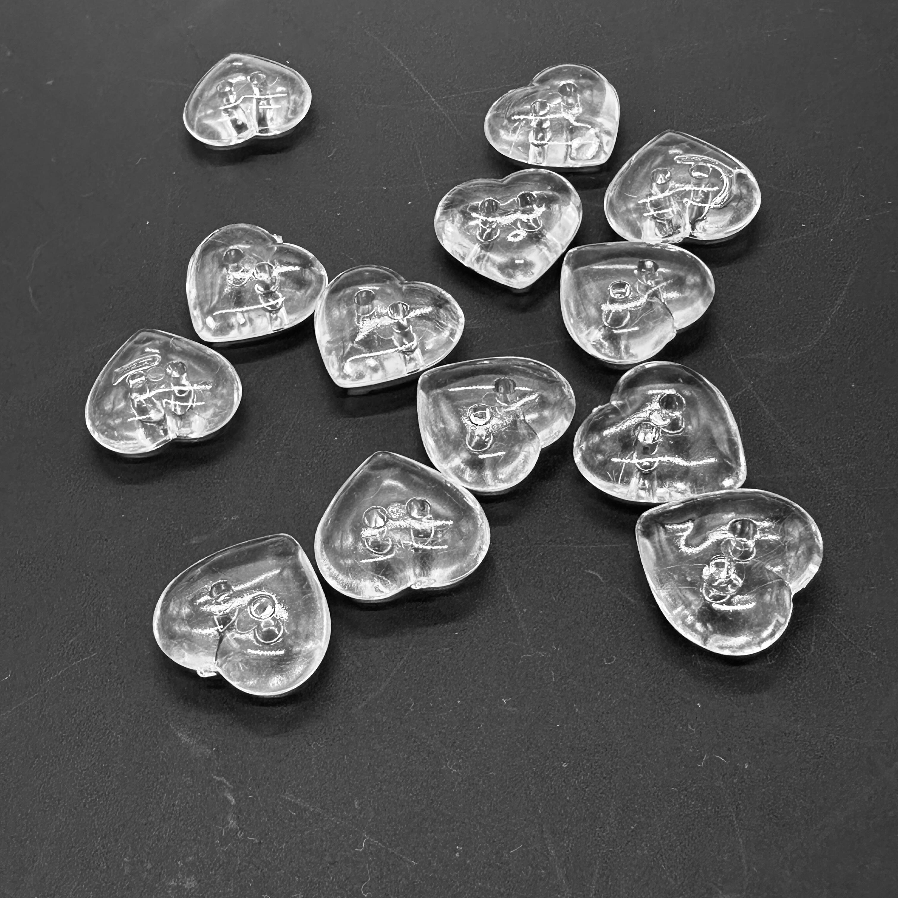 clear-3d-heart-shaped-acrylic-buttons-2.jpg