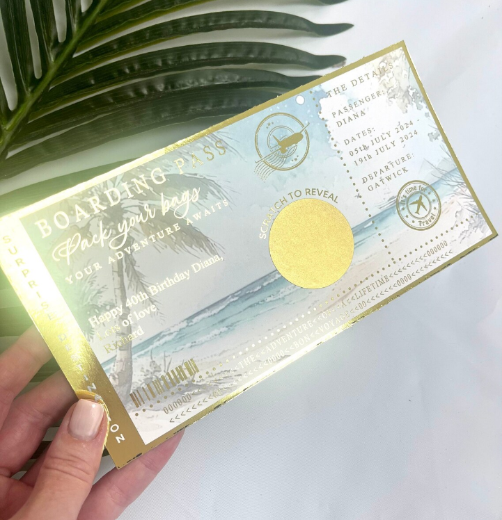 Gold Surprise Biglietto Gratta E Svela A Forma Di Carta D'Imbarco - 1 Set Con Busta E Adesivo Dorato A Cuore - Annuncio Regalo Viaggio, Compleanno, Matrimonio