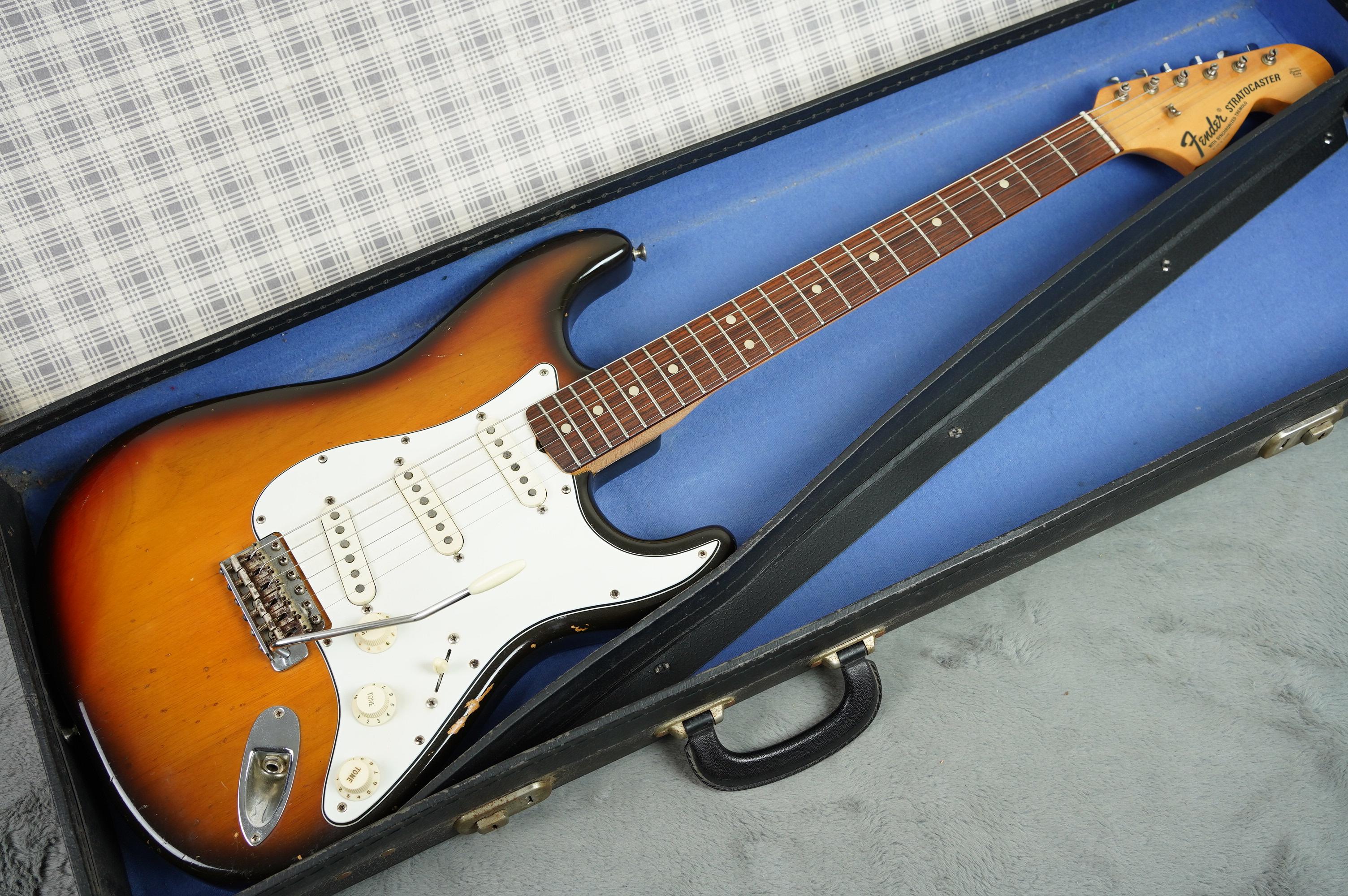 数量限定人気Fender STRATOCASTER WITH SYNCHRONIZED TREMOLO Contour Body フェンダー ストラトキャスター エレキギター ケース付き　G005281 フェンダー