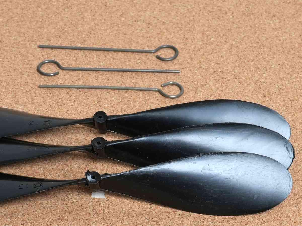 6" (152mm) plastic propellers with prop hooks detail