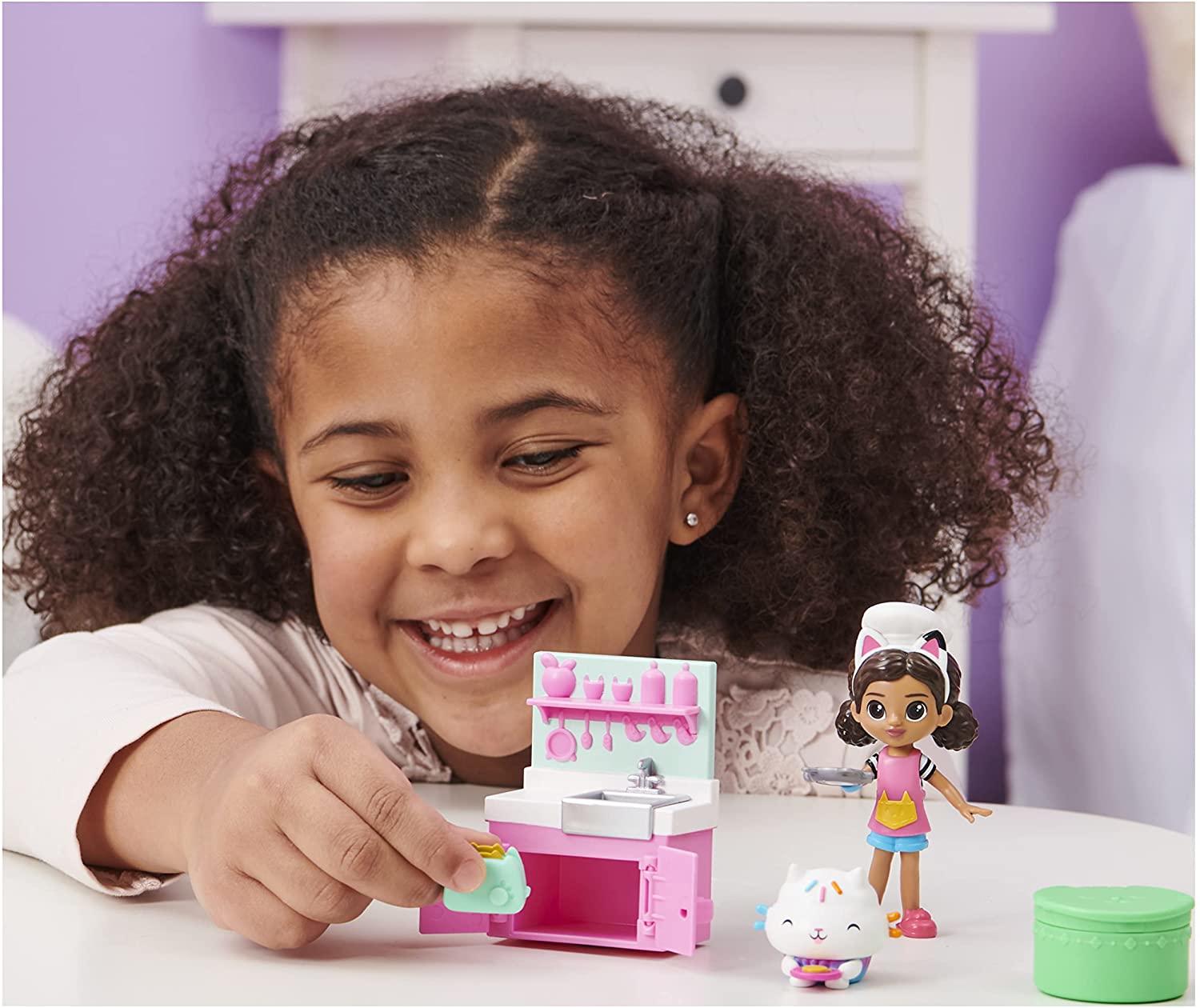 Gabby's Dollhouse, Lunch and Munch Kitchen Set with 2 Toy Figures, Accessories and Furniture Piece