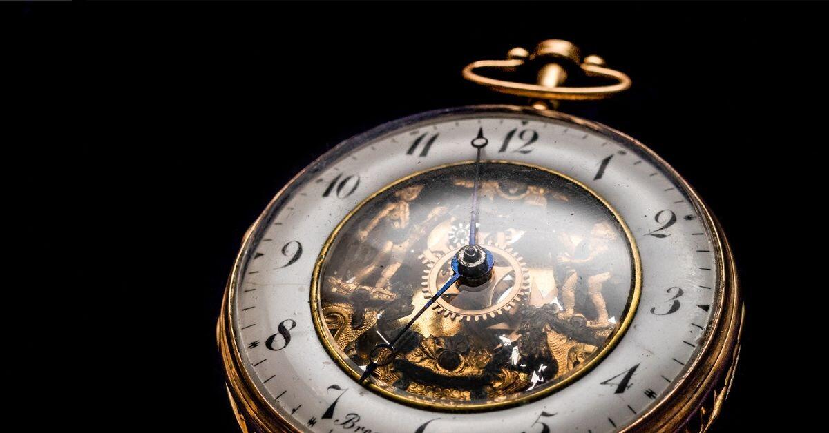 Gold clock waiting to get sold