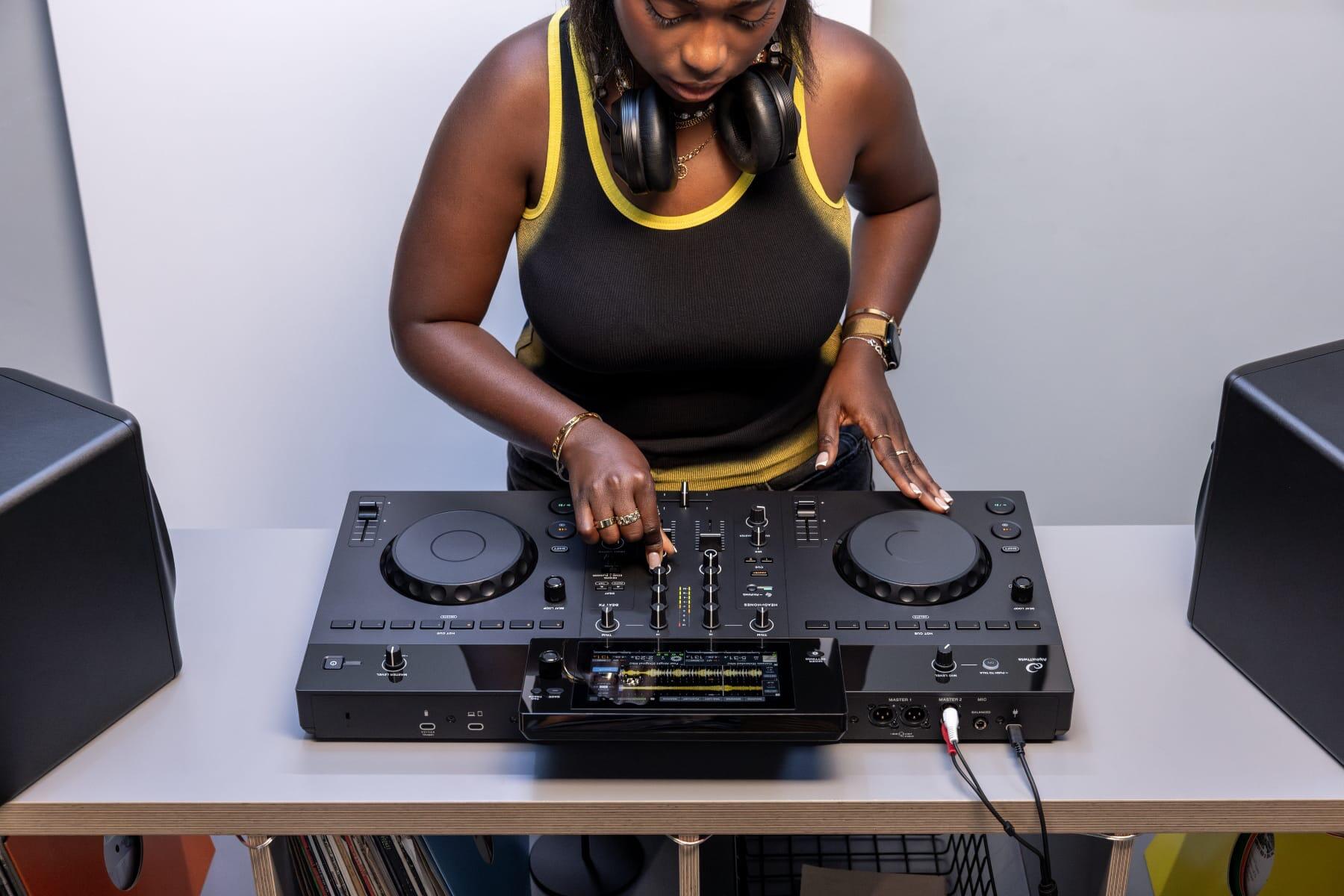 AlphaTheta XDJ-AN lifestyle image 1