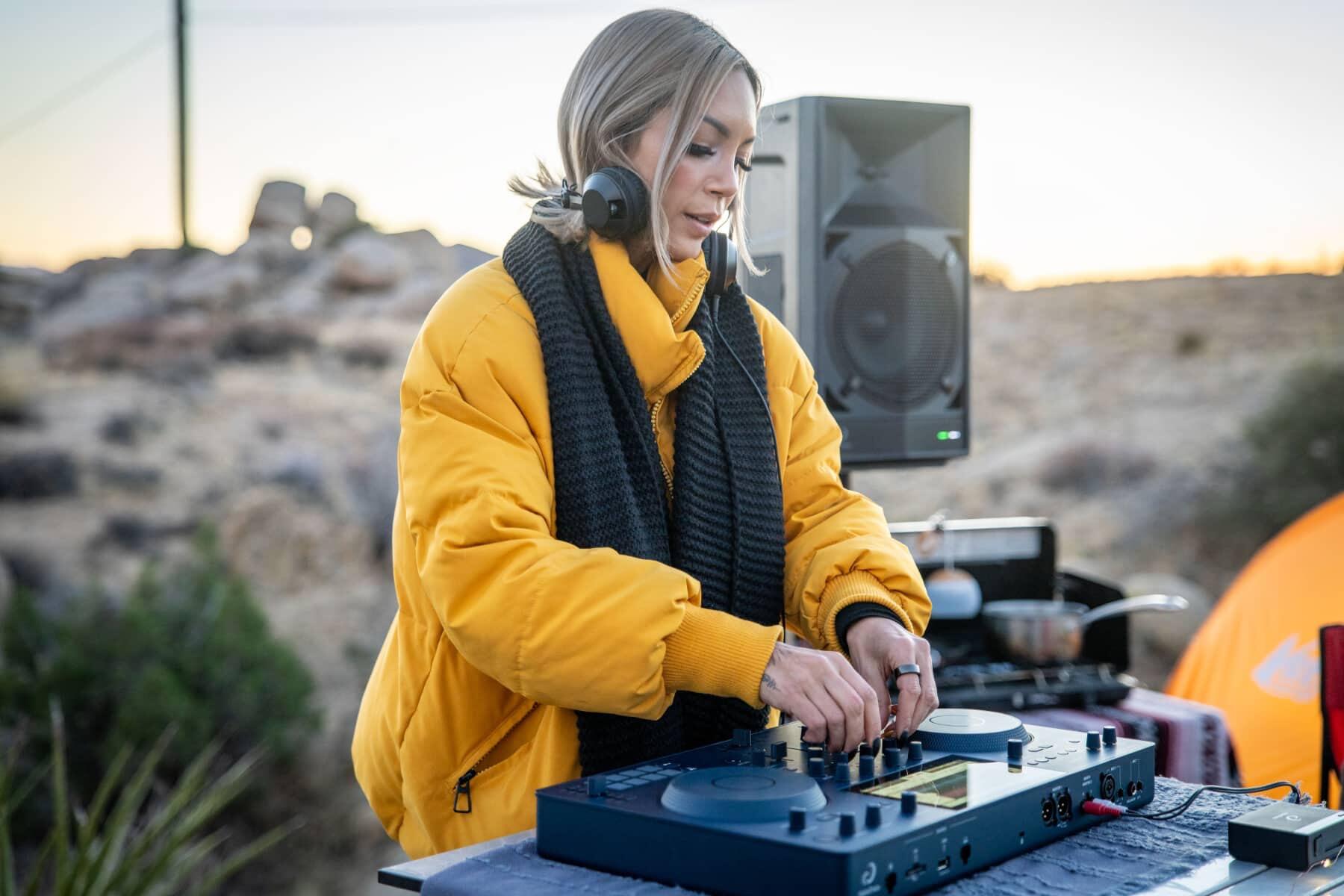 AlphaTheta OMNIS-DUO Portable All-In-One DJ System lifestyle image 3