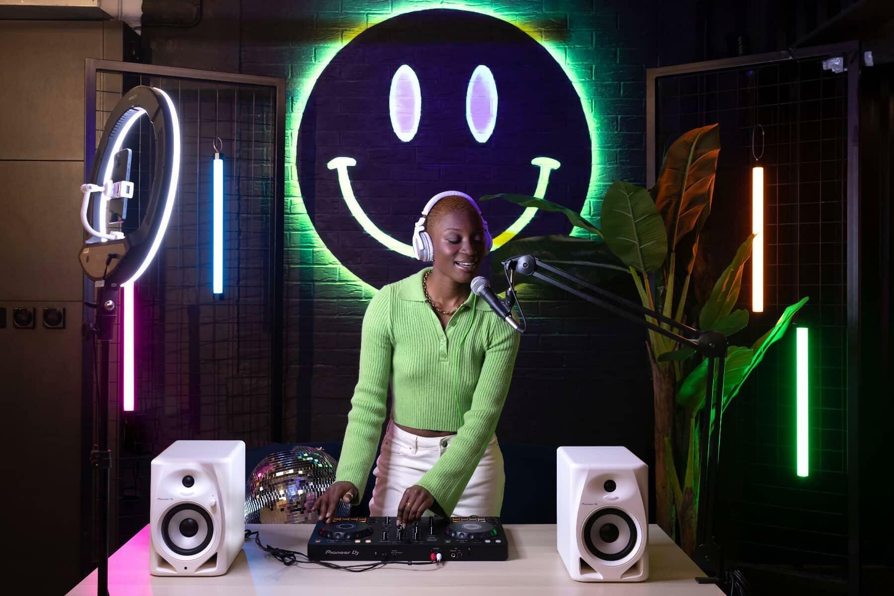 Pioneer DJ DDJ-FLX4 DJ Controller lifestyle image 4