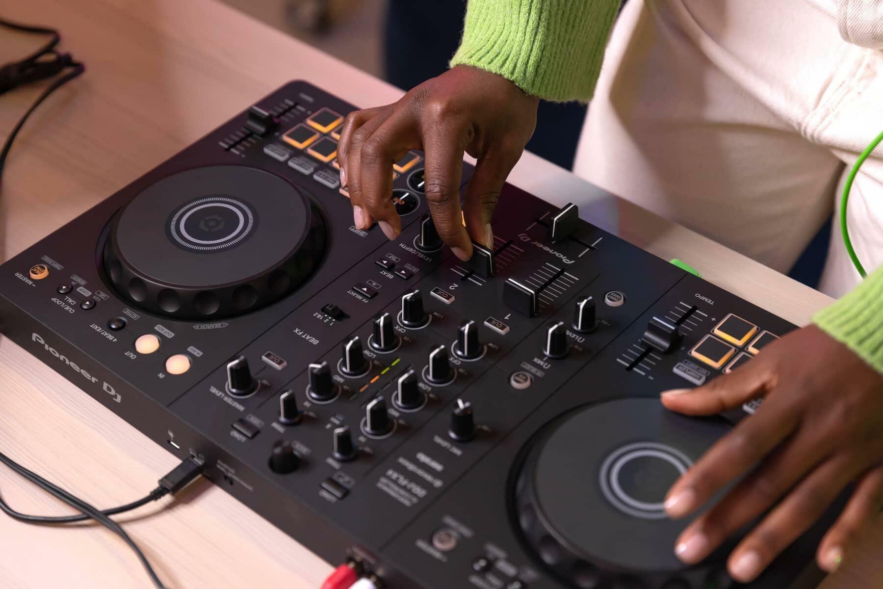 Pioneer DJ DDJ-FLX4 DJ Controller lifestyle image 1