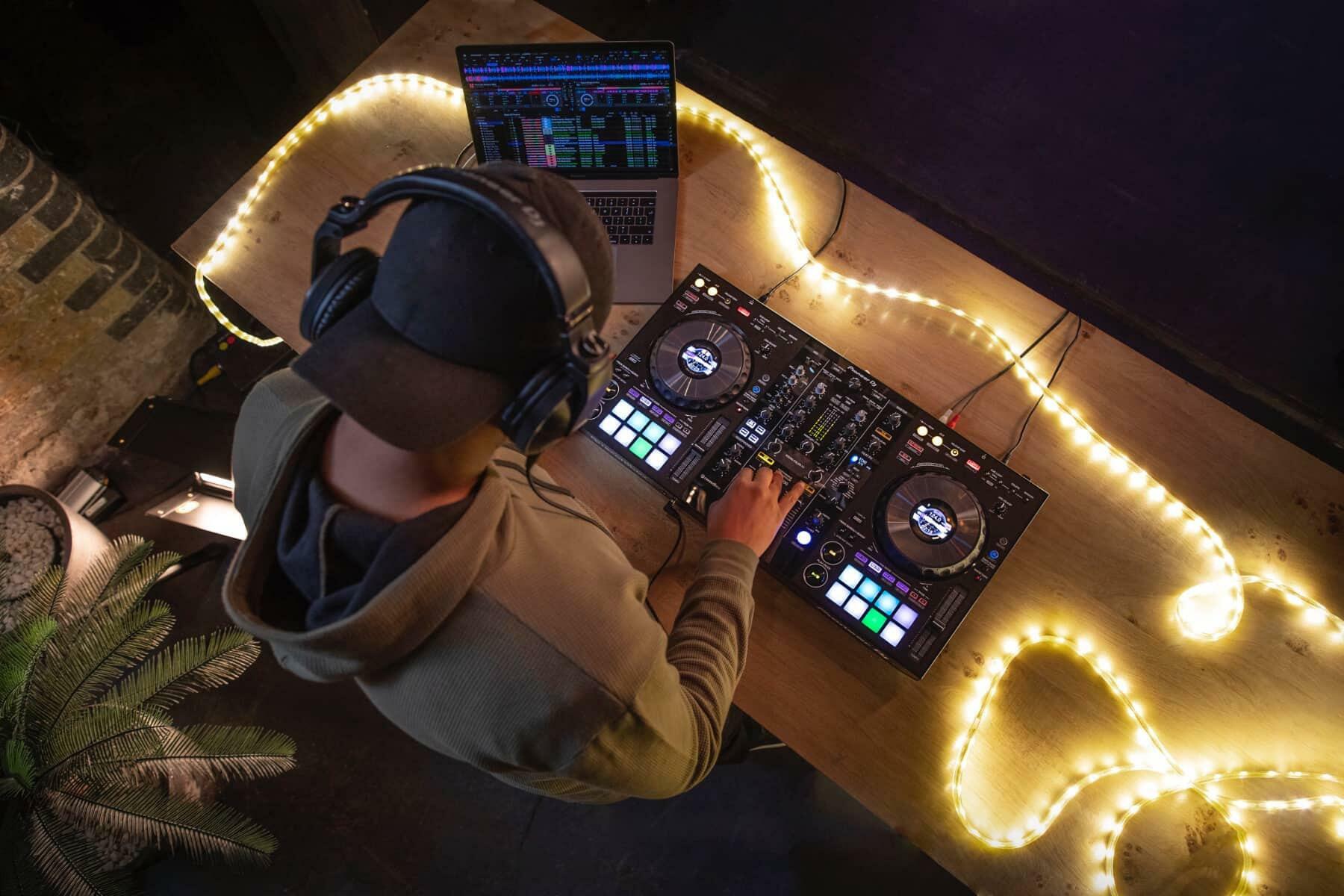 Pioneer DJ DDJ-800 DJ Controller lifestyle image 2