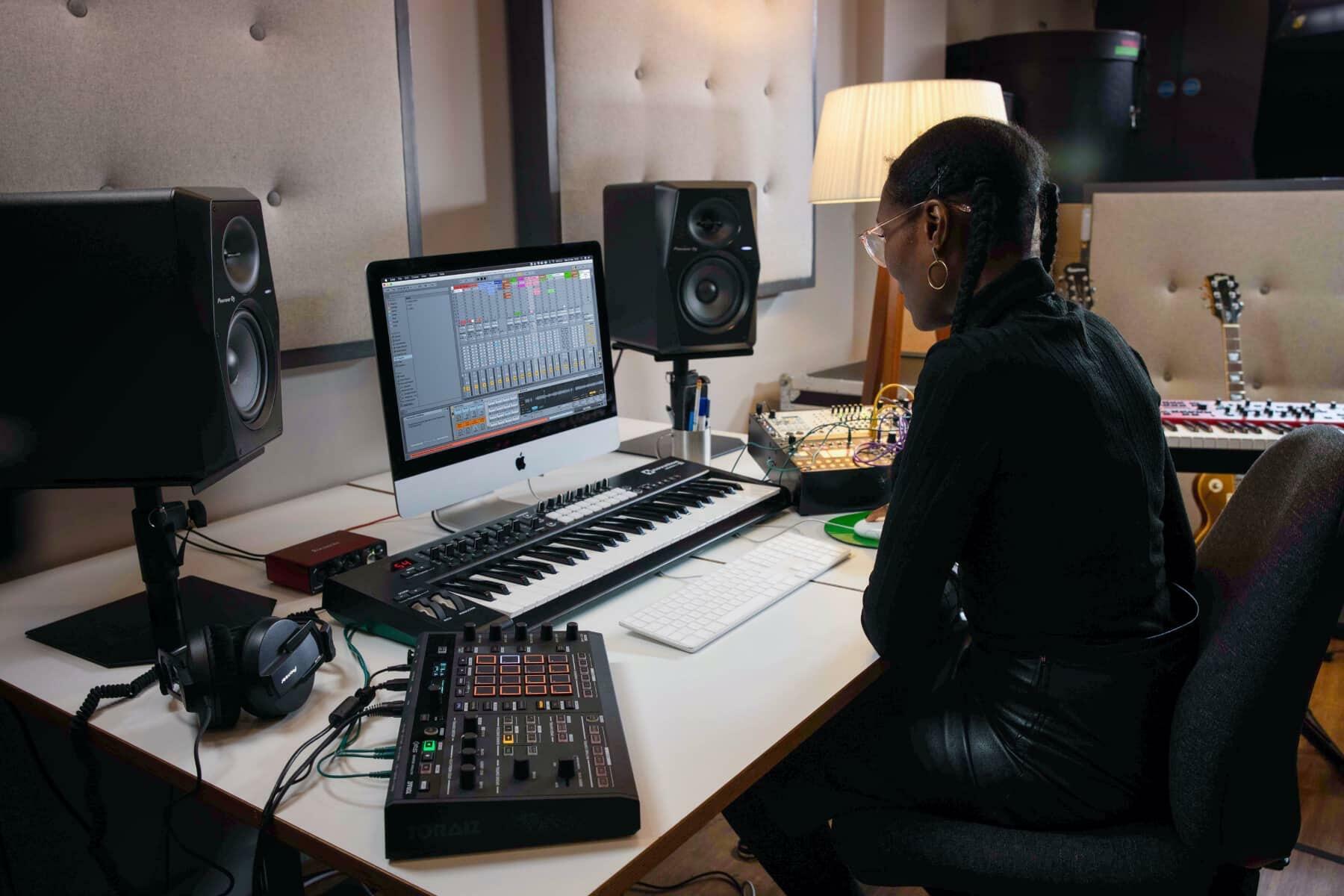 Pioneer DJ VM-70 loudspeaker studio image 3