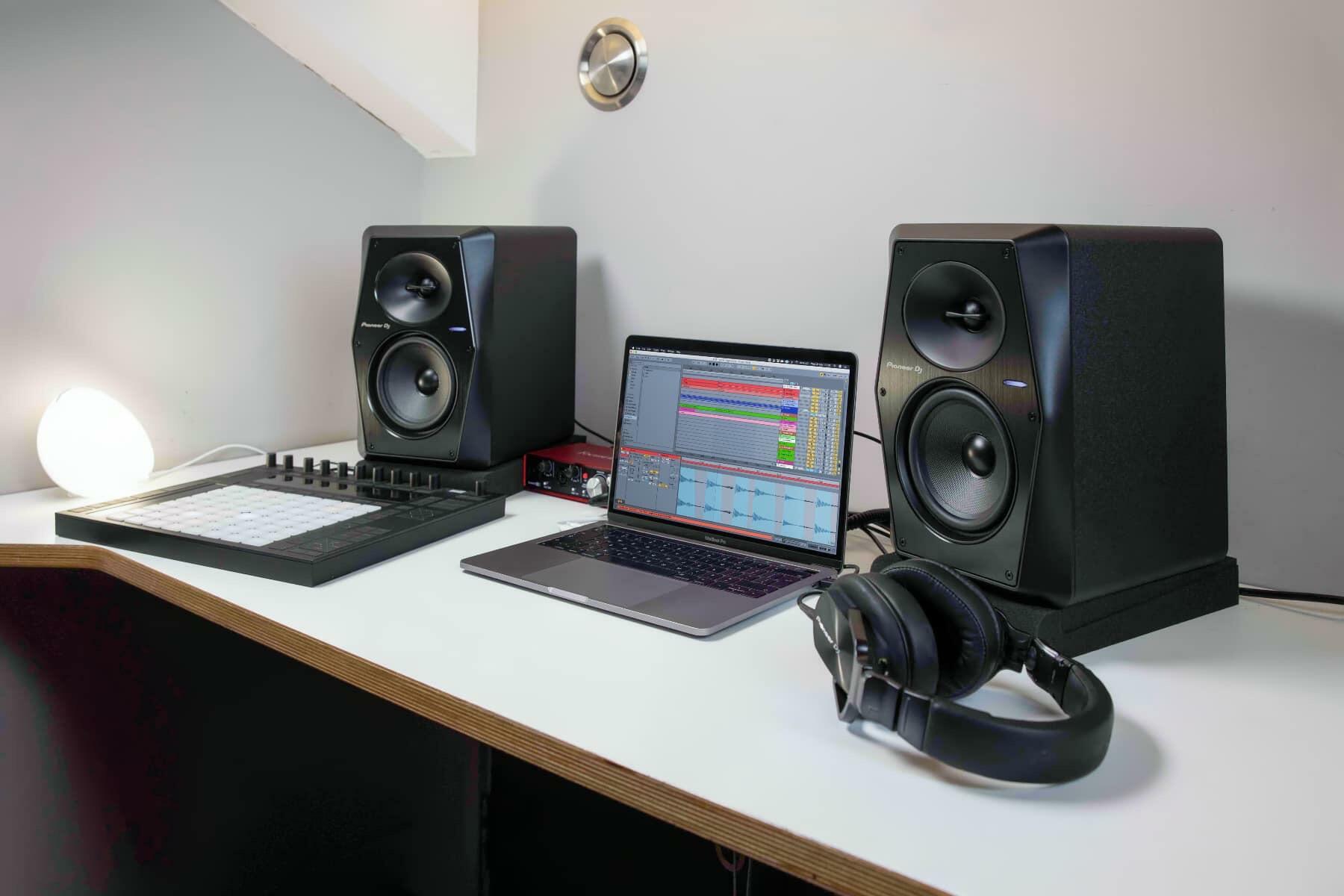 Pioneer DJ VM-80 loudspeaker studio image 1