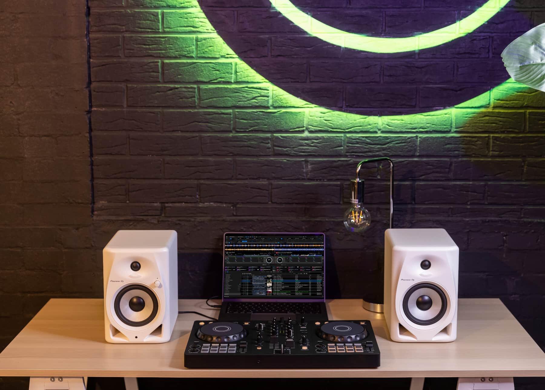 Pioneer DJ DDJ-FLX4 lifestyle shot 5