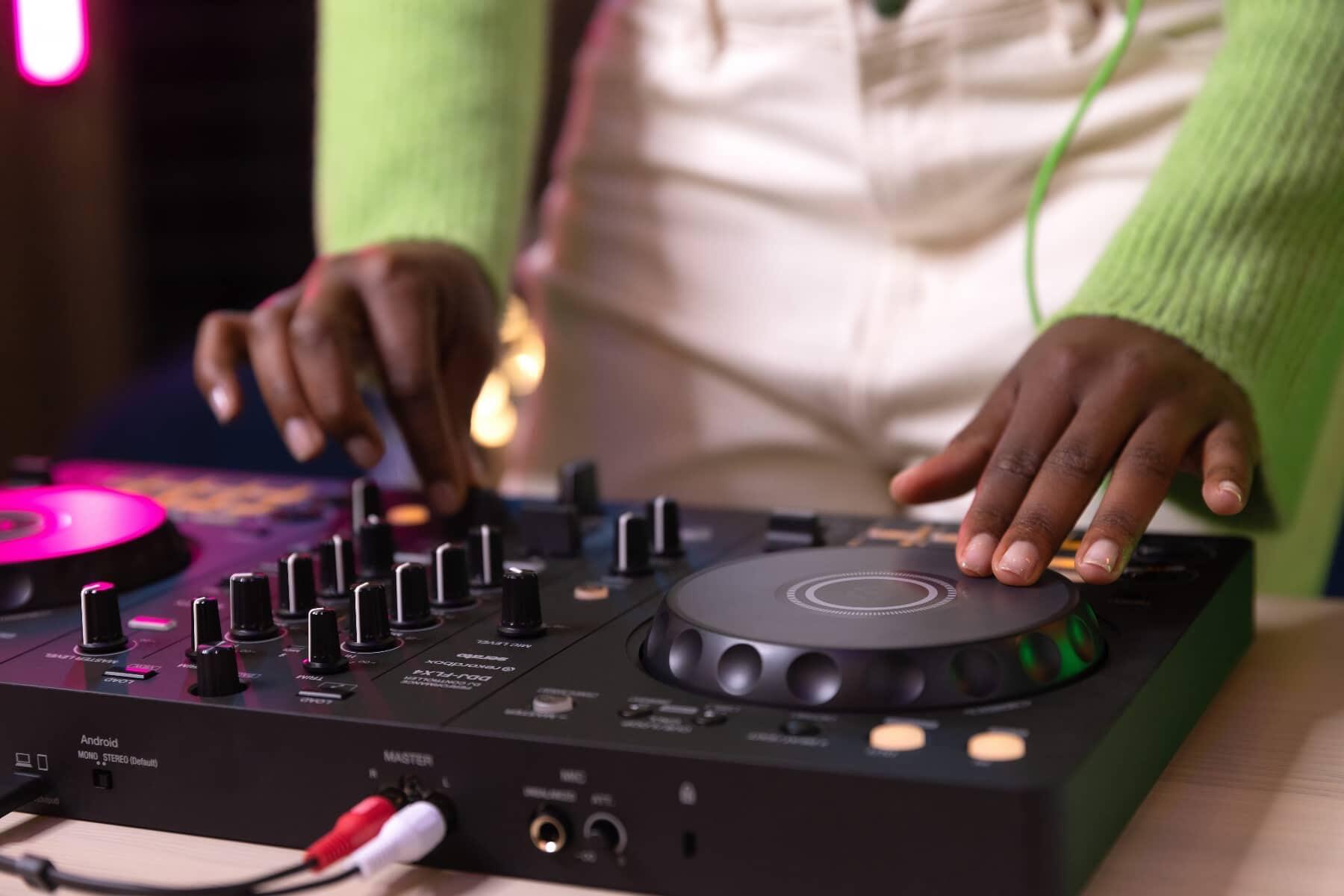 Pioneer DJ DDJ-FLX4 lifestyle shot 3