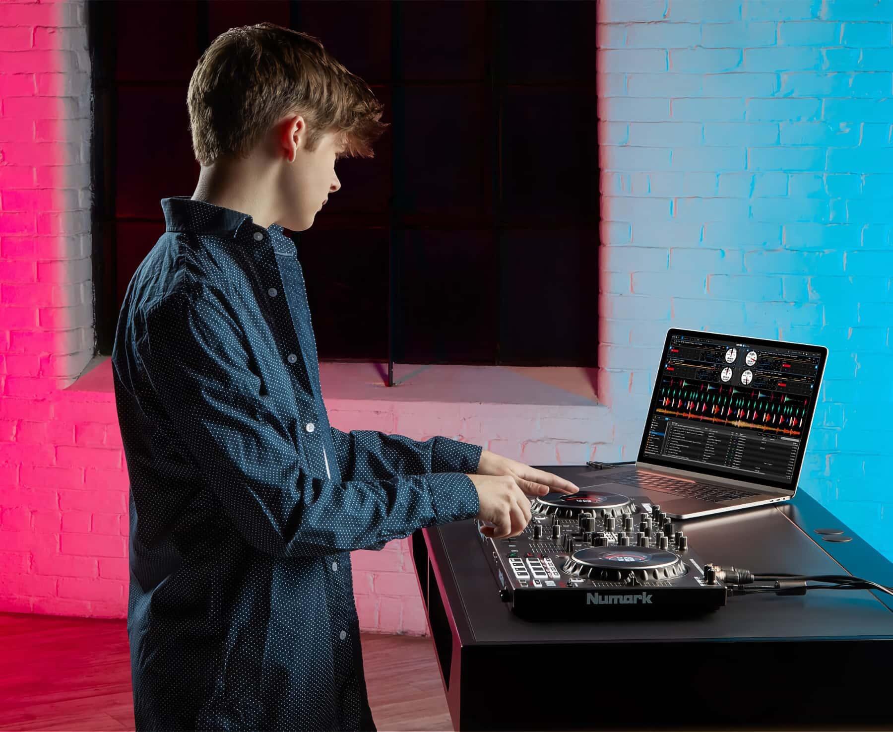 Numark NS4FX lifestyle image 1