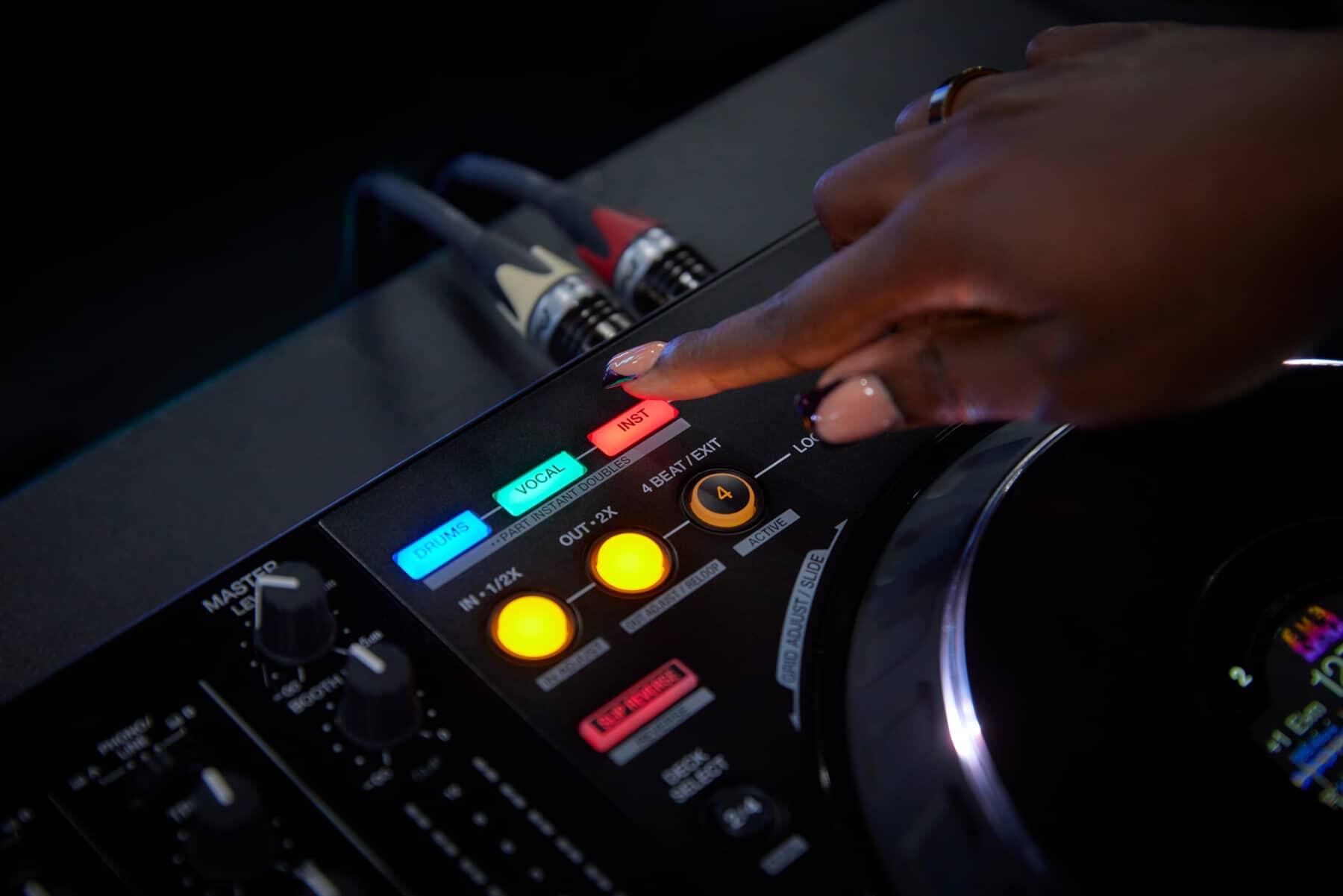 Pioneer DJ DDJ-FLX10 rekordbox DJ Controller lifestyle image 2