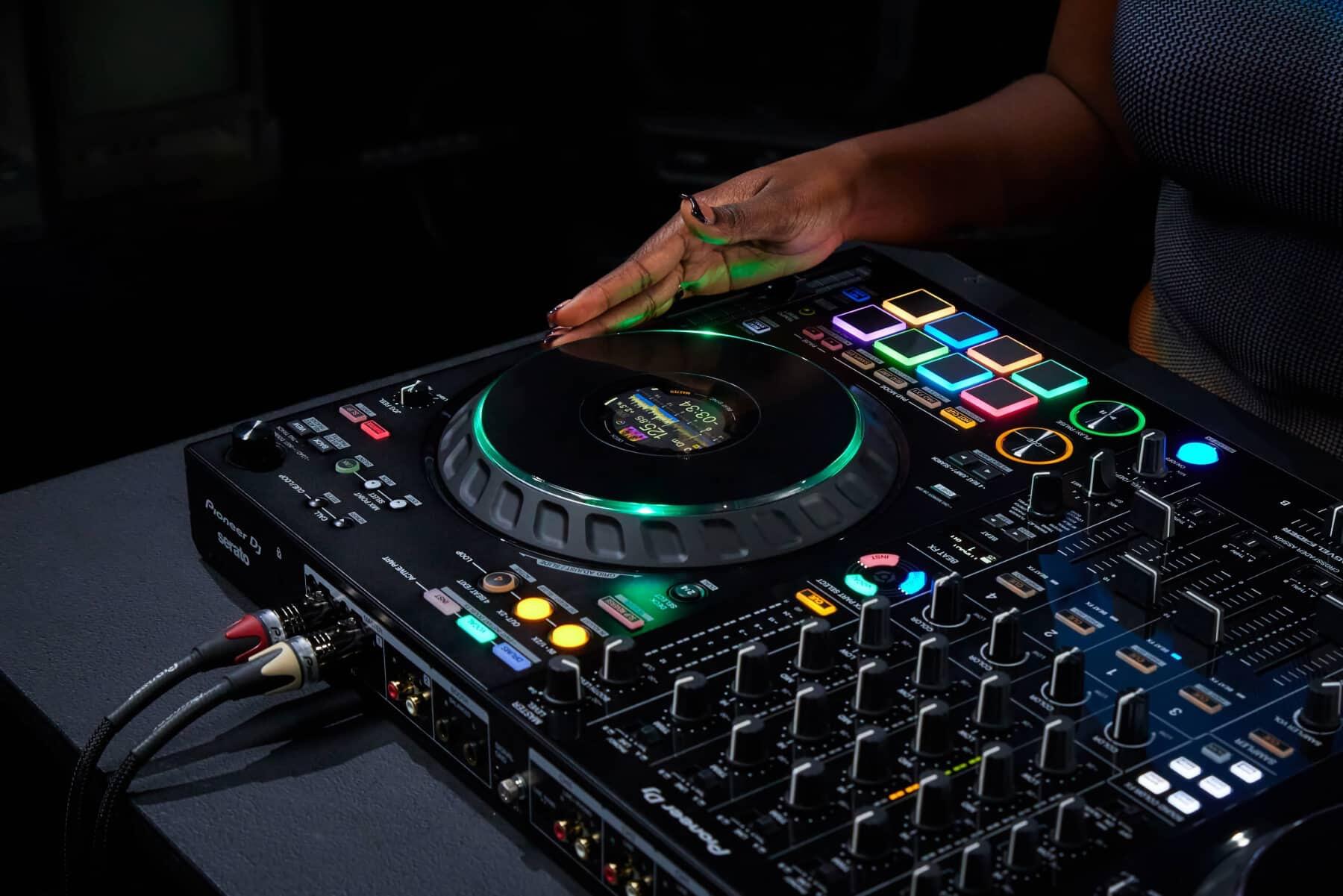 Pioneer DJ DDJ-FLX10 lifestyle image 3