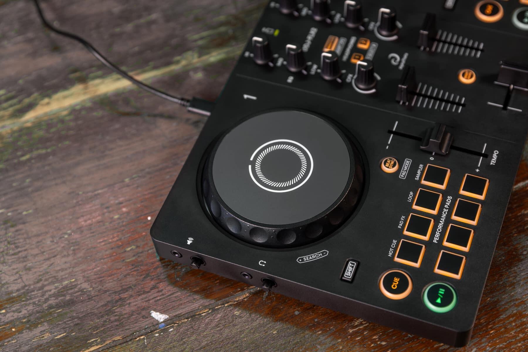 AlphaTheta DDJ-FLX2 2-channel Compact DJ Controller lifestyle image 3