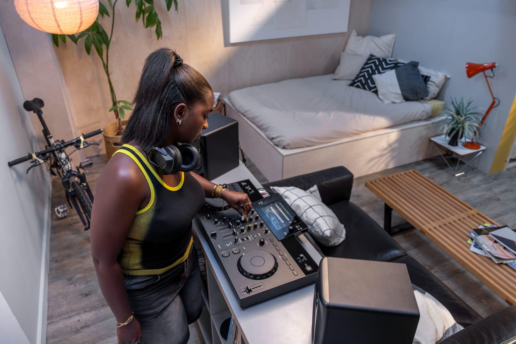 AlphaTheta XDJ-AN lifestyle image 2