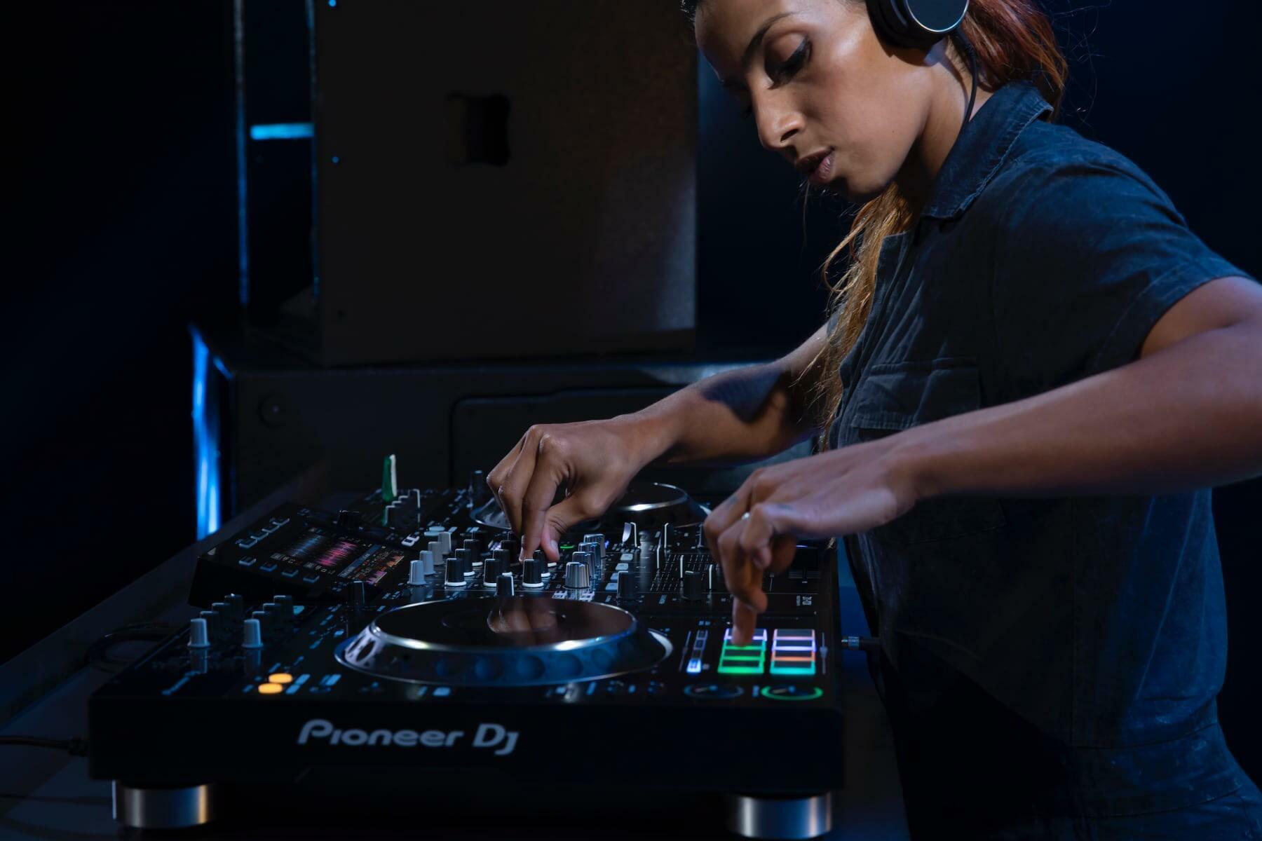Pioneer DJ XDJ-XZ & VM-50 Bundle Pioneer DJ XDJ-XZ & VM-50 Bundle