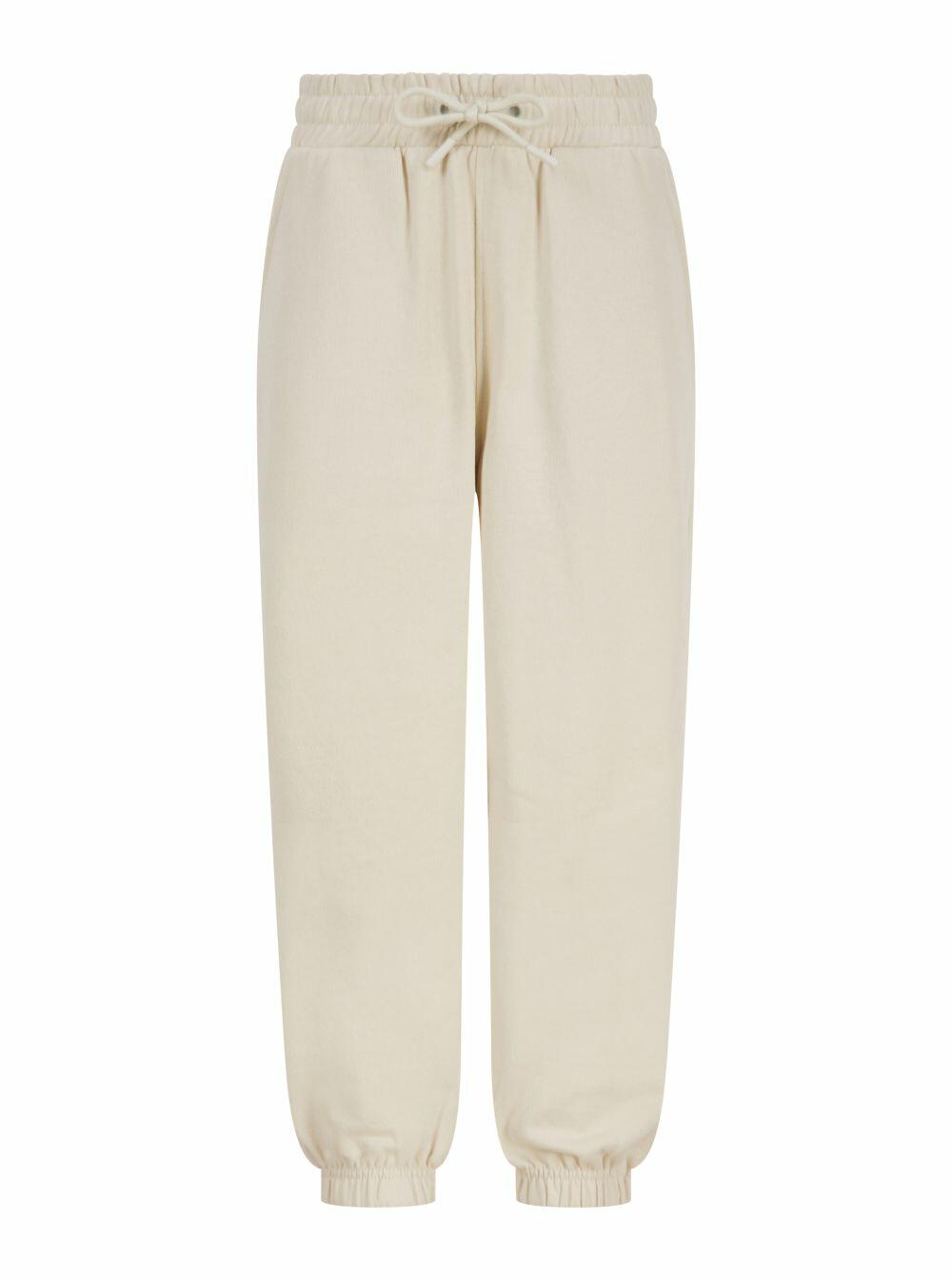 The SM430 by SF Minni features beige jogger pants equipped with an elastic waistband and drawstring. These pants offer a comfortable, relaxed fit and have elastic cuffs at the ankles.