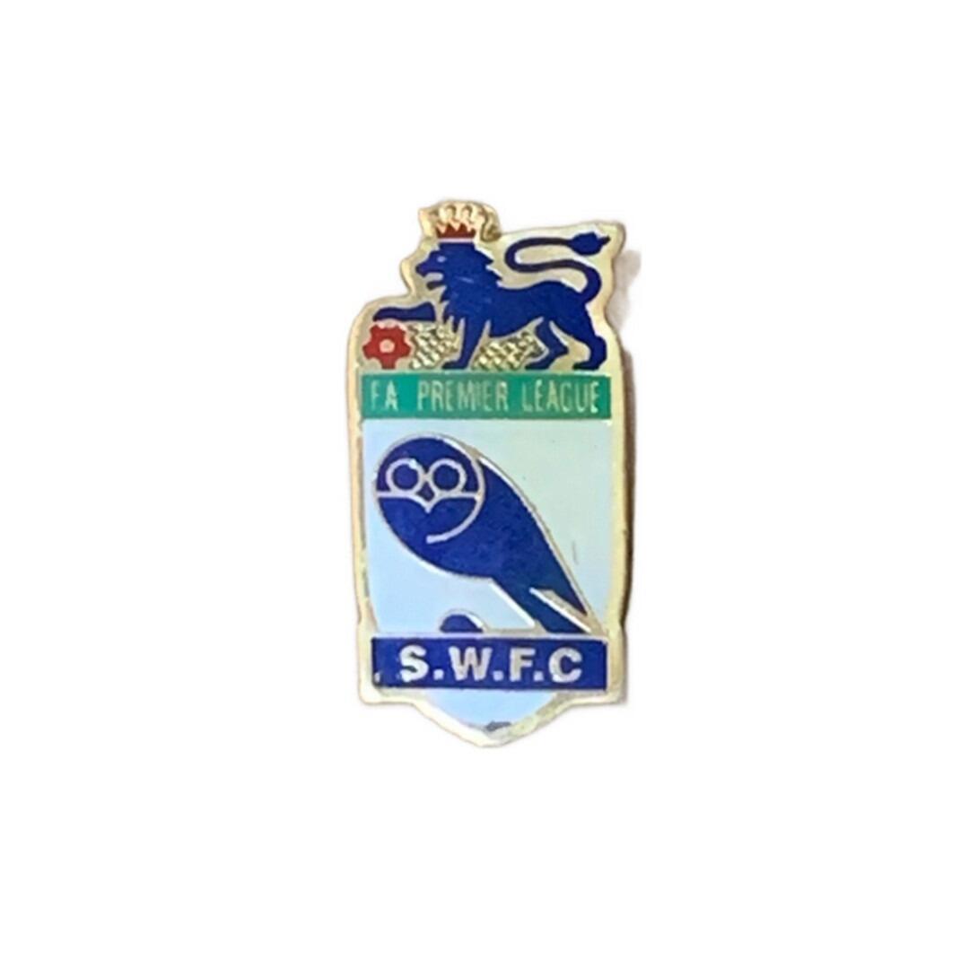 Pin's Nottingham Forest émaillé Vintage Par Reeves, Badge Football Club Anglais
