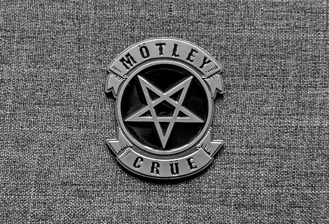 Motley Crue - Pentagram Official Metal Pin Badge
