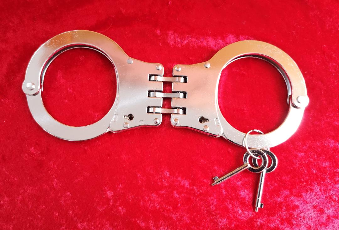 Void Clothing | Chrome Effect Heavy Duty Hinged Handcuffs - Closed