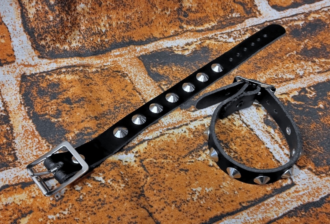 1 Row Silver Cone Black Leather Wristband