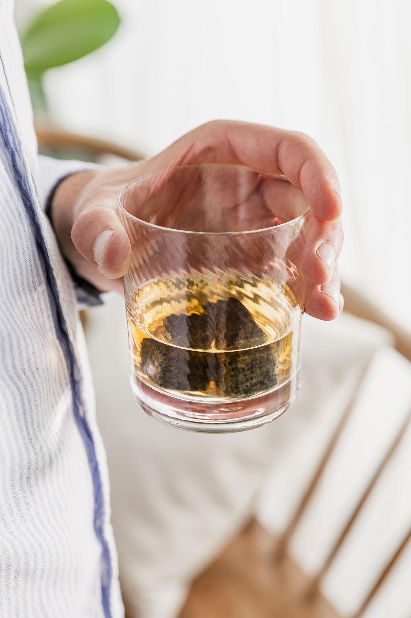 FAHIMEH Whiskyglazen, draaiende Bourbon whiskyglazen, set van 4, Scotch Rum cognac Rock Tumbler Old Fashioned Tasting Glass, origineel gepersonaliseerd mannen vriend vader unieke geschenkdoos, 250 ml