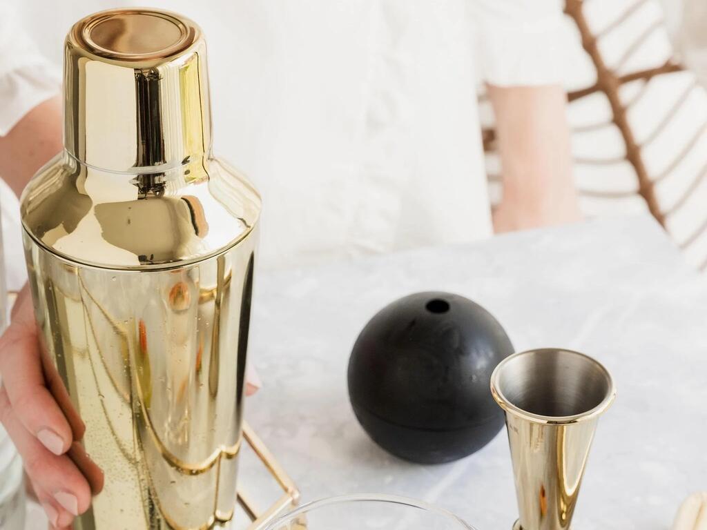 How to use a cocktail shaker: the basics